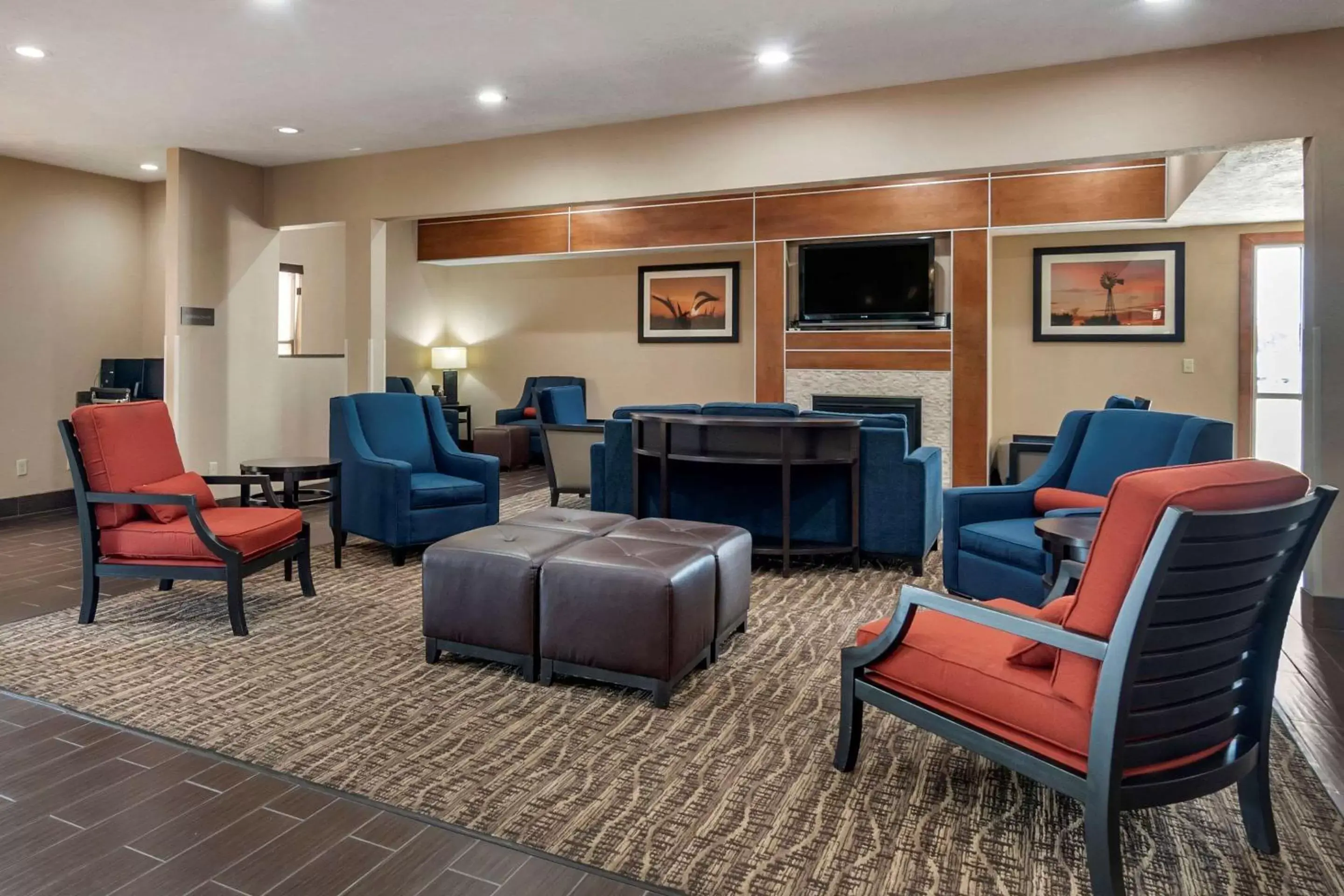 Lobby or reception, Seating Area in Comfort Inn & Suites Junction City - near Fort Riley