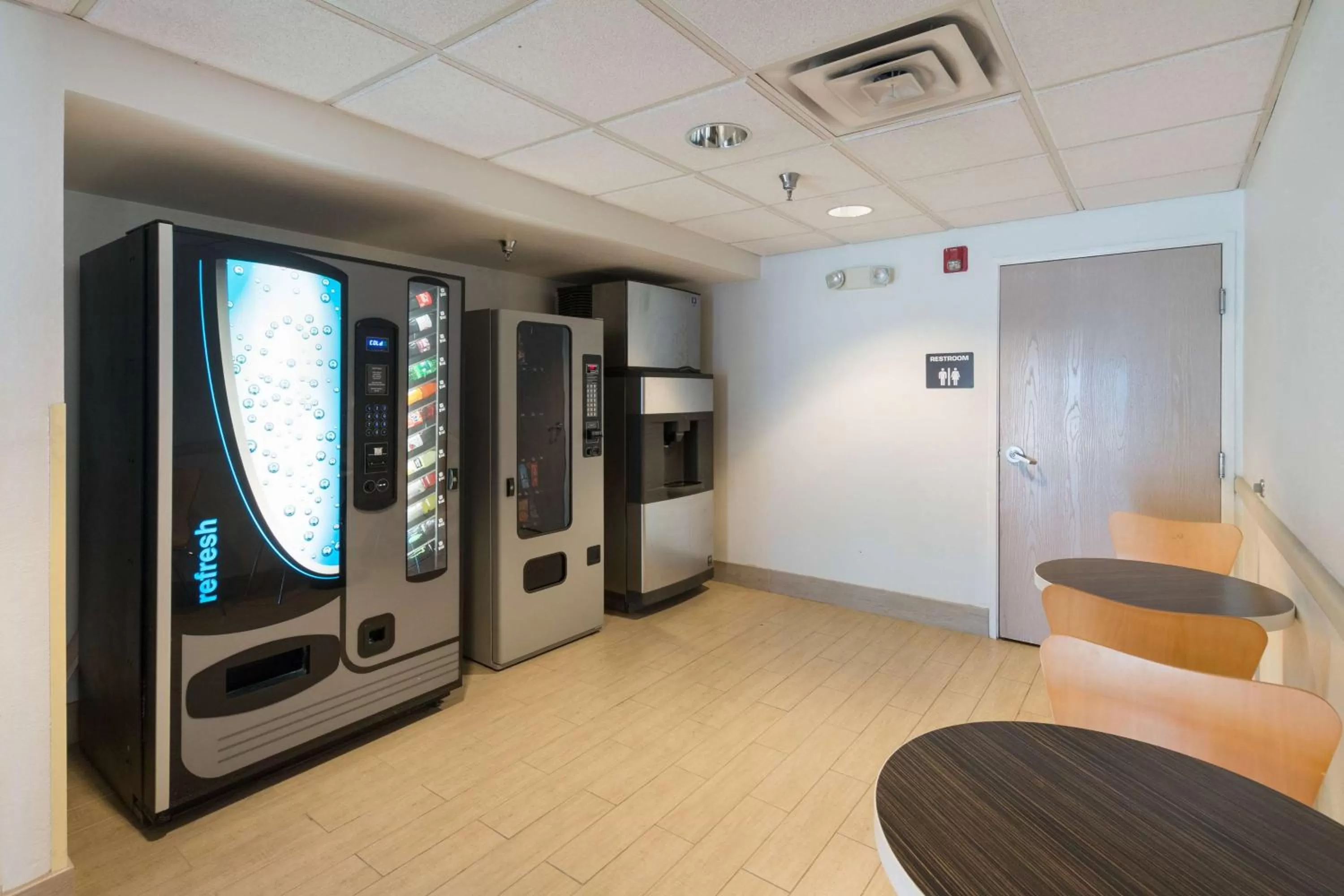 Seating area in Motel 6-Hillsboro, TX