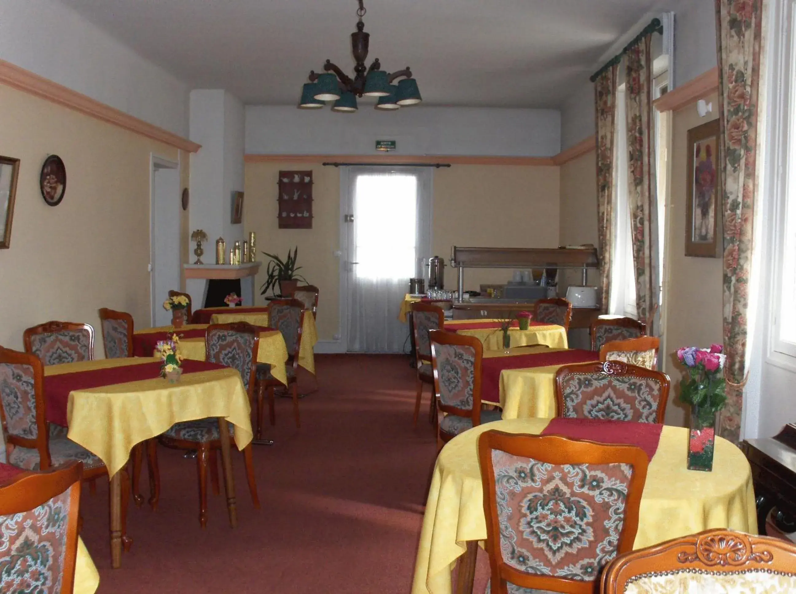 Communal lounge/ TV room, Restaurant/Places to Eat in Hotel du Cygne