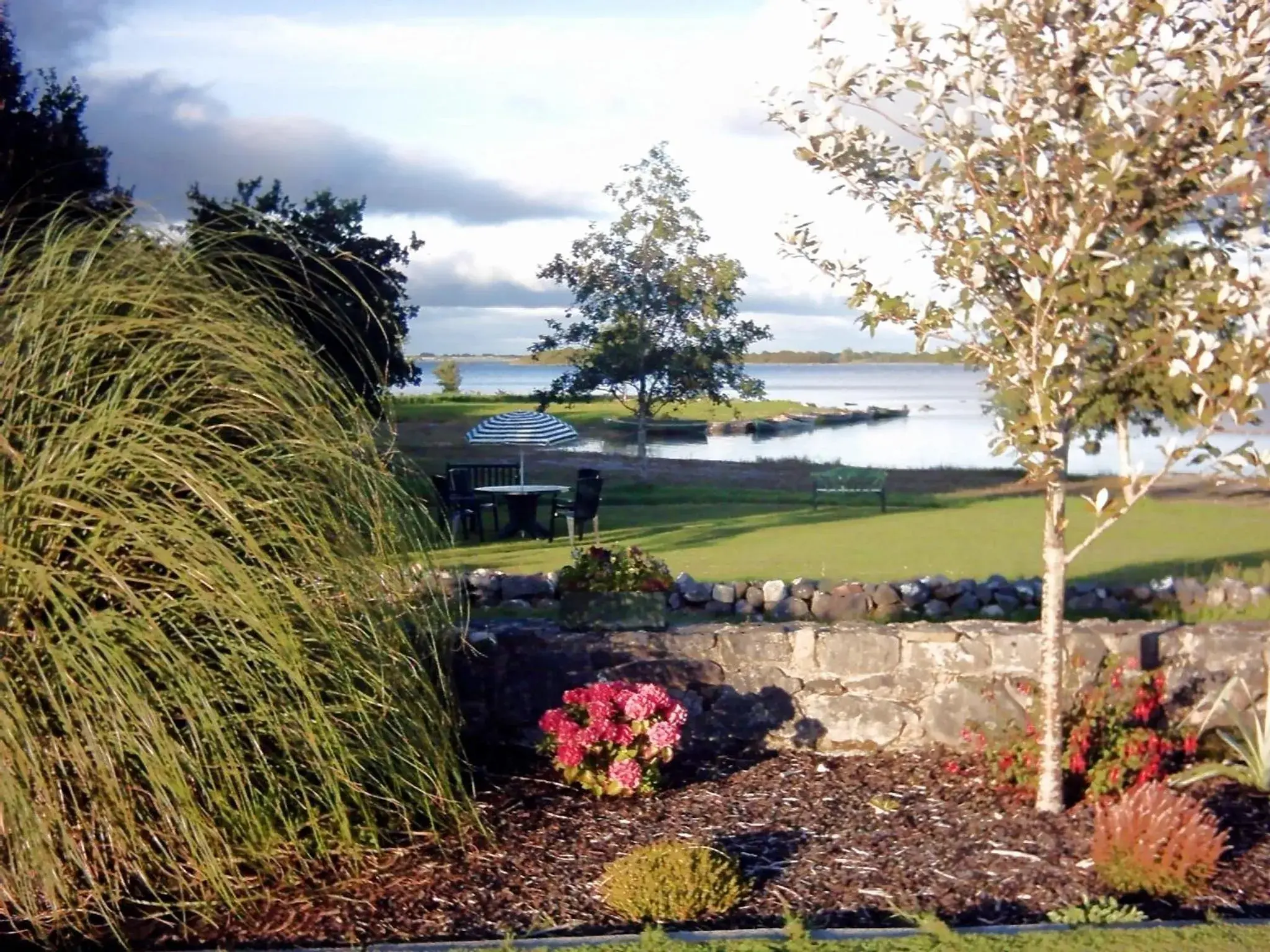 Garden in The Waterfront House Country Home