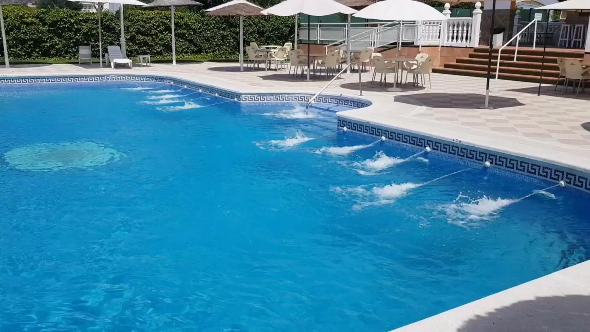 Garden, Swimming Pool in Hotel Torre De Los Guzmanes