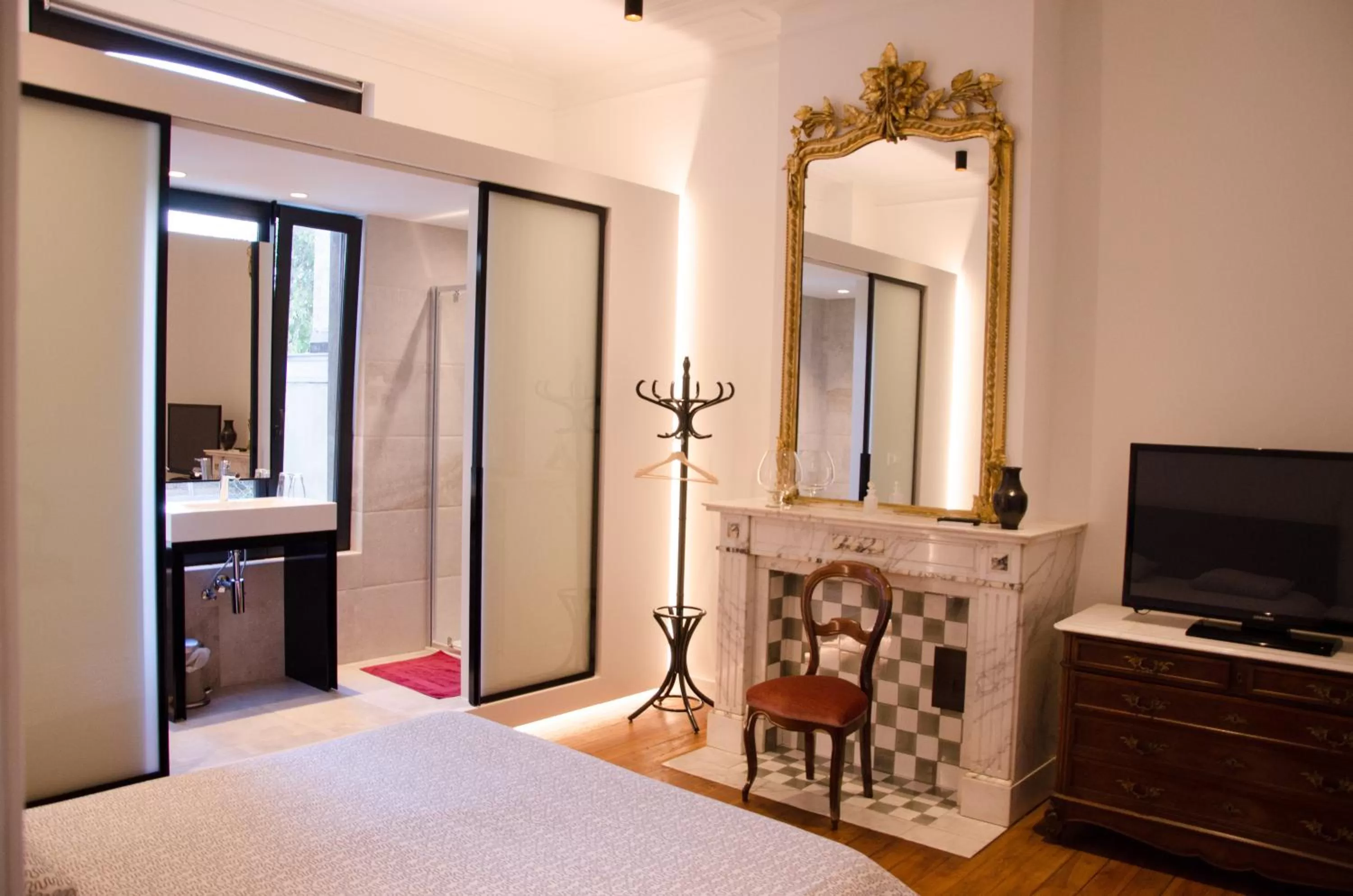 Bed in Albert Molière