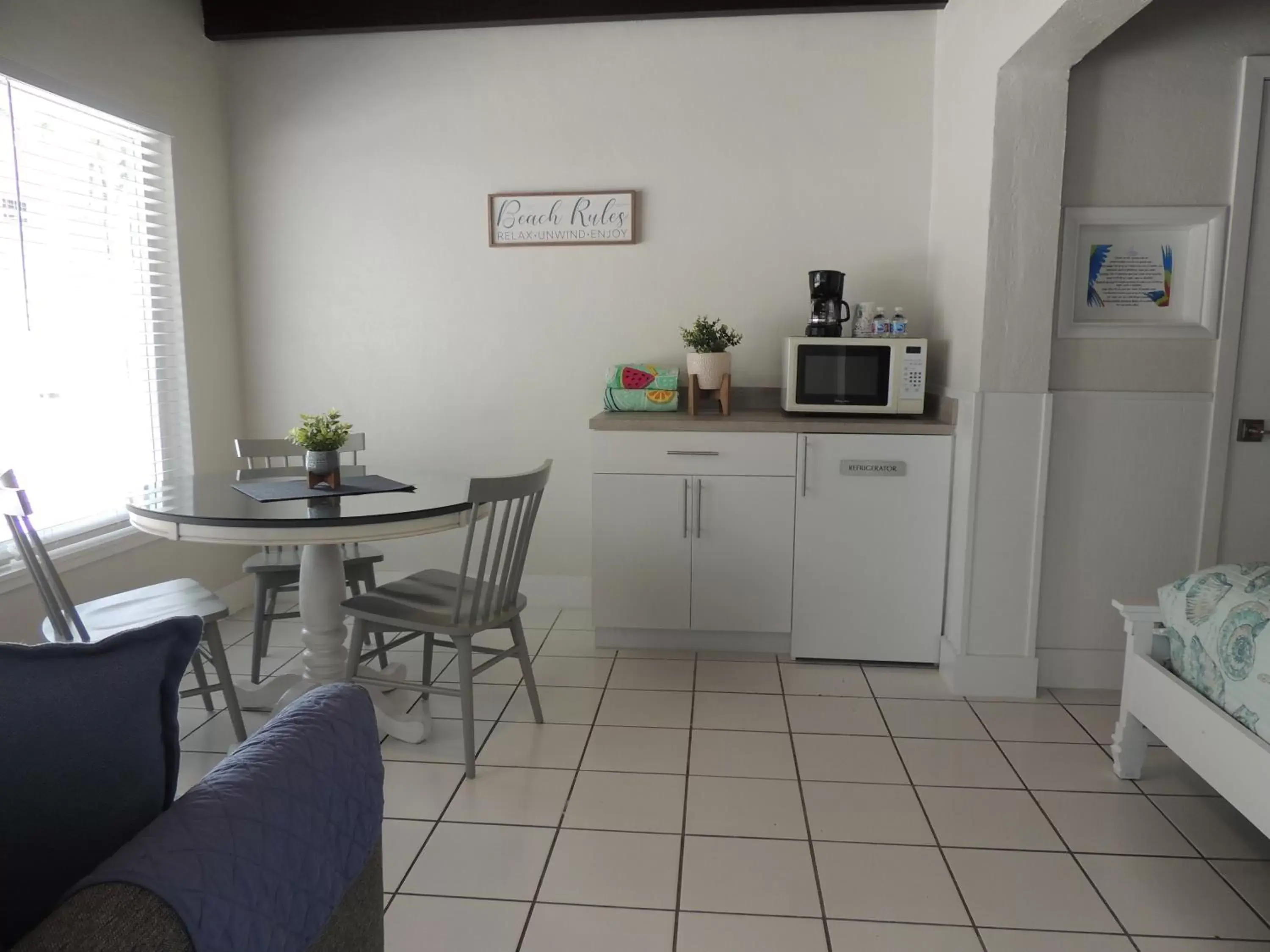 Living room, Kitchen/Kitchenette in Sands of Islamorada