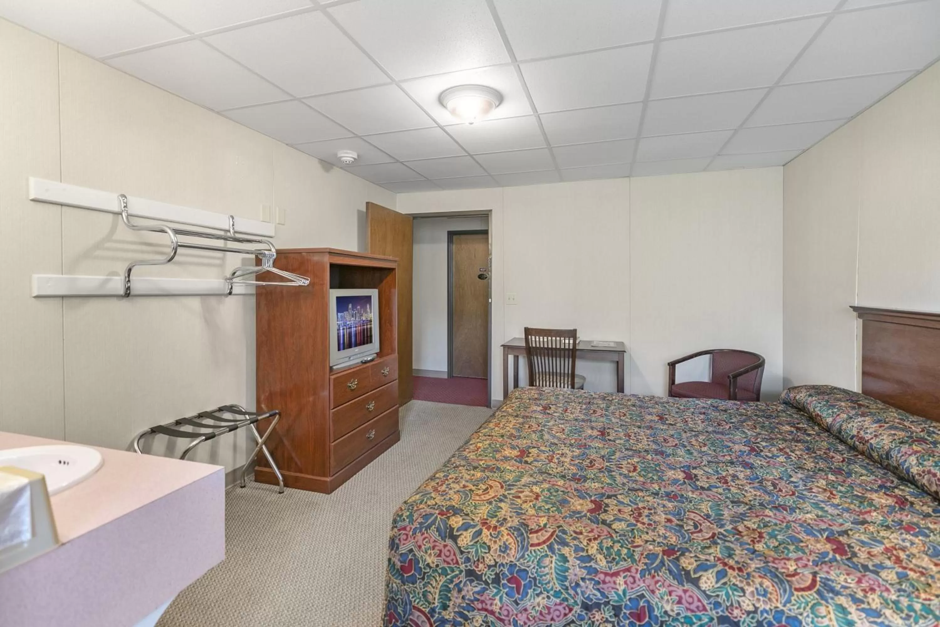 Photo of the whole room, Bed in Candlewick Inn and Suites