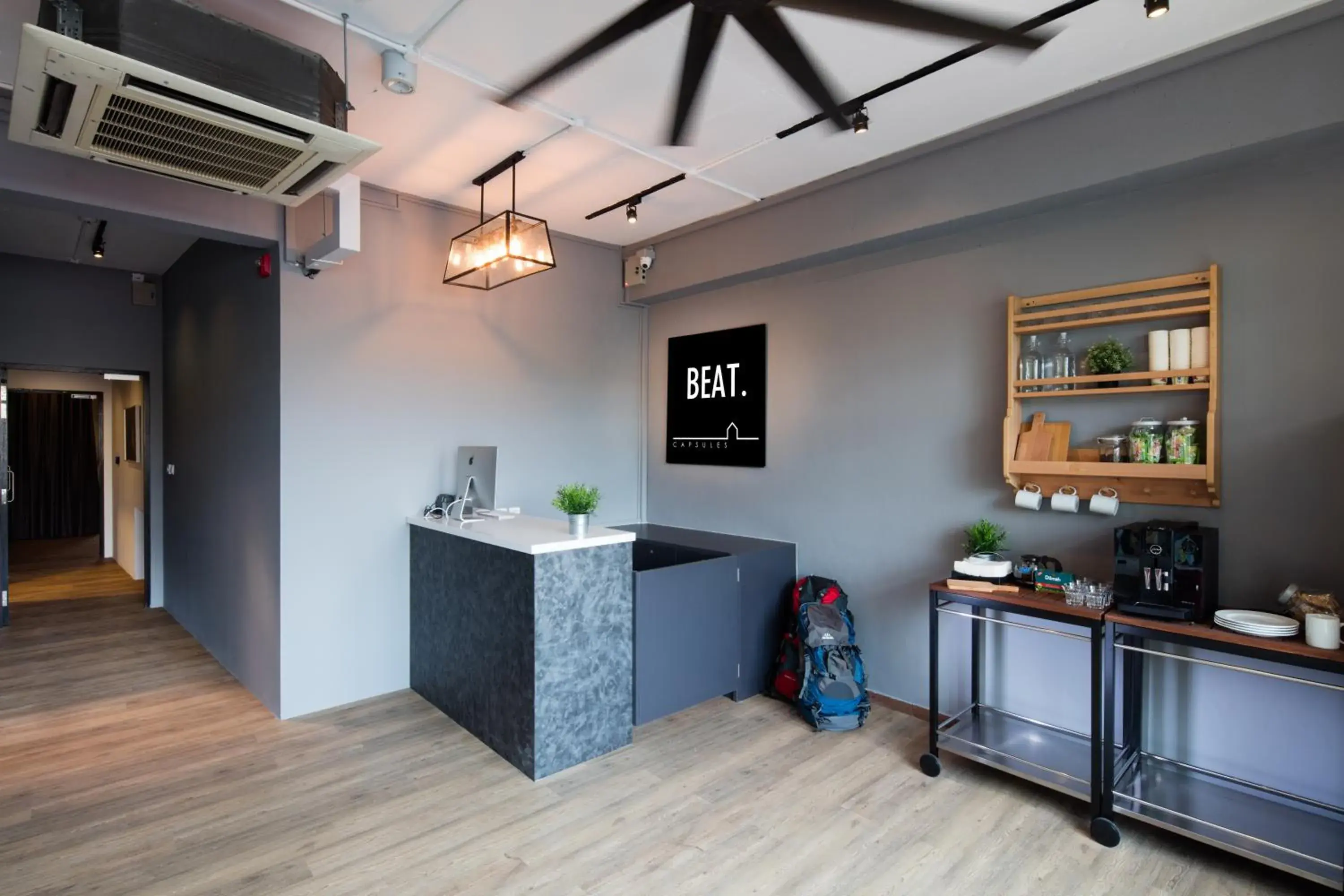 Lobby or reception, Kitchen/Kitchenette in BEAT. Capsule Hostel @ Boat Quay