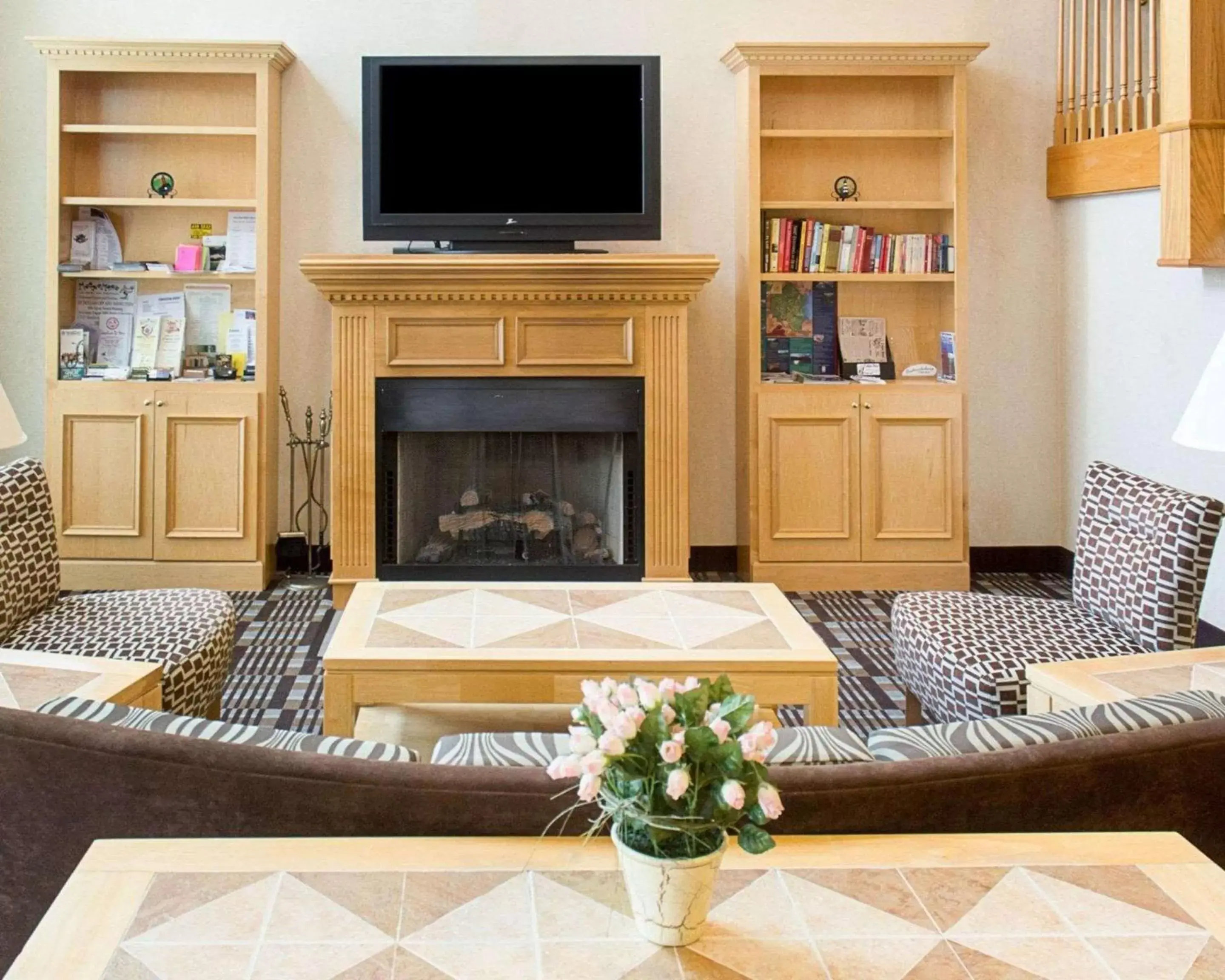 Lobby or reception, TV/Entertainment Center in Quality Inn & Suites