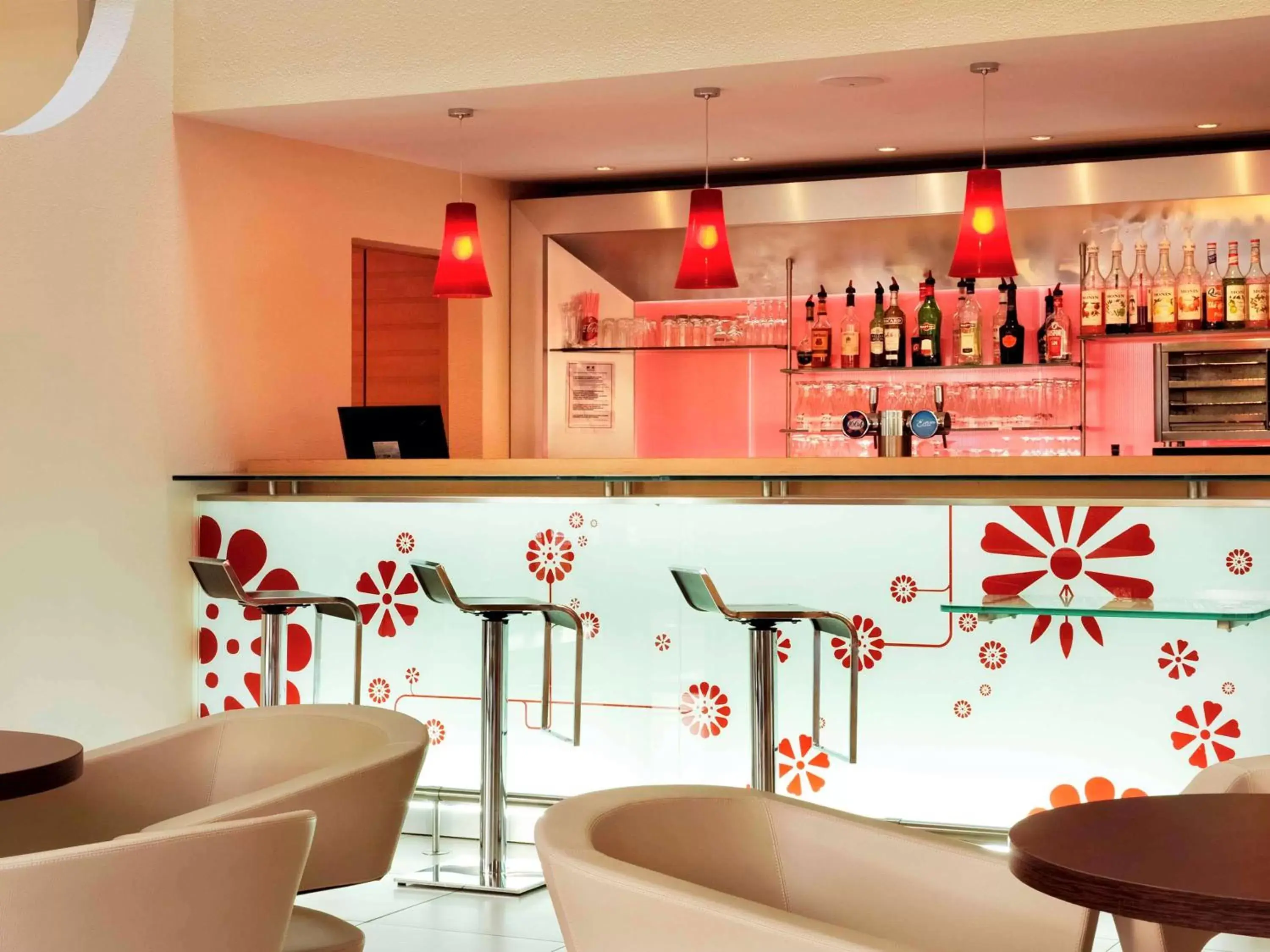 Lounge or bar, Lounge/Bar in ibis Saintes