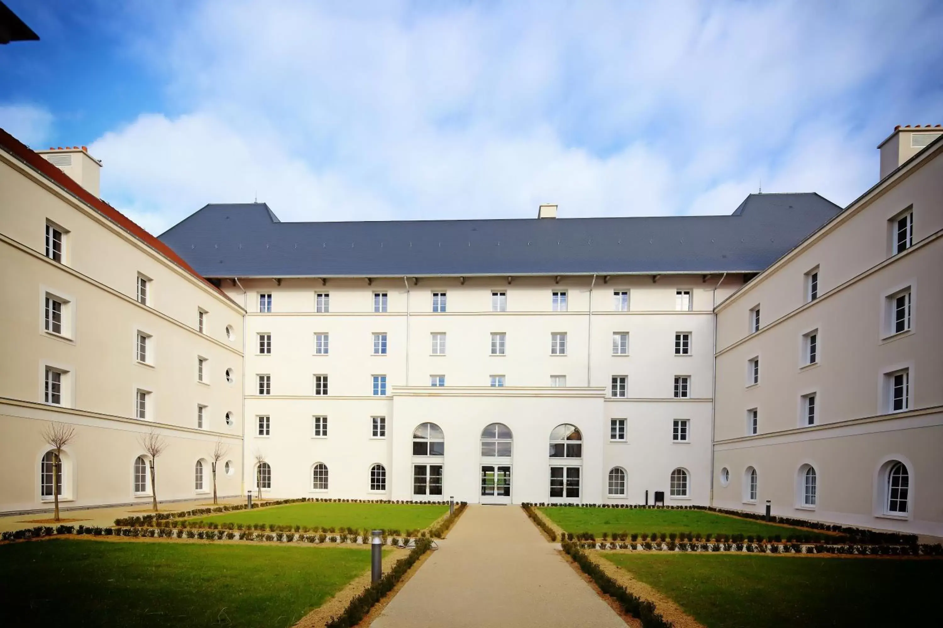 Property building in B&B Hôtel près de Disneyland Paris