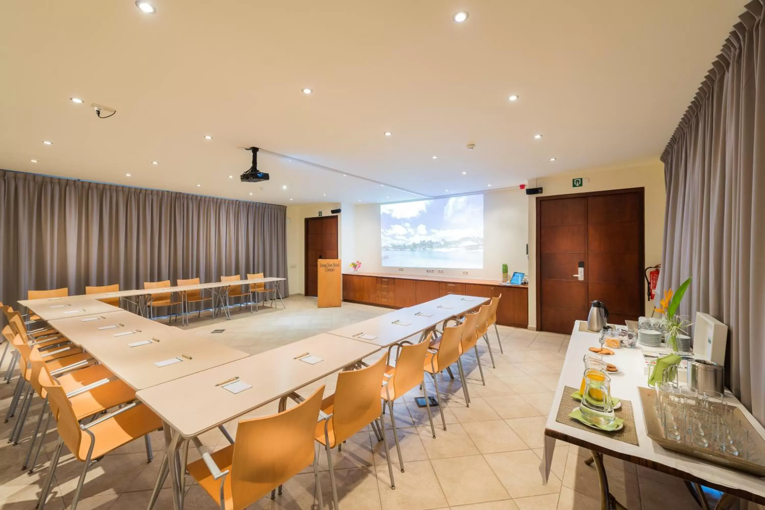 Meeting/conference room in LionsDive Beach Resort