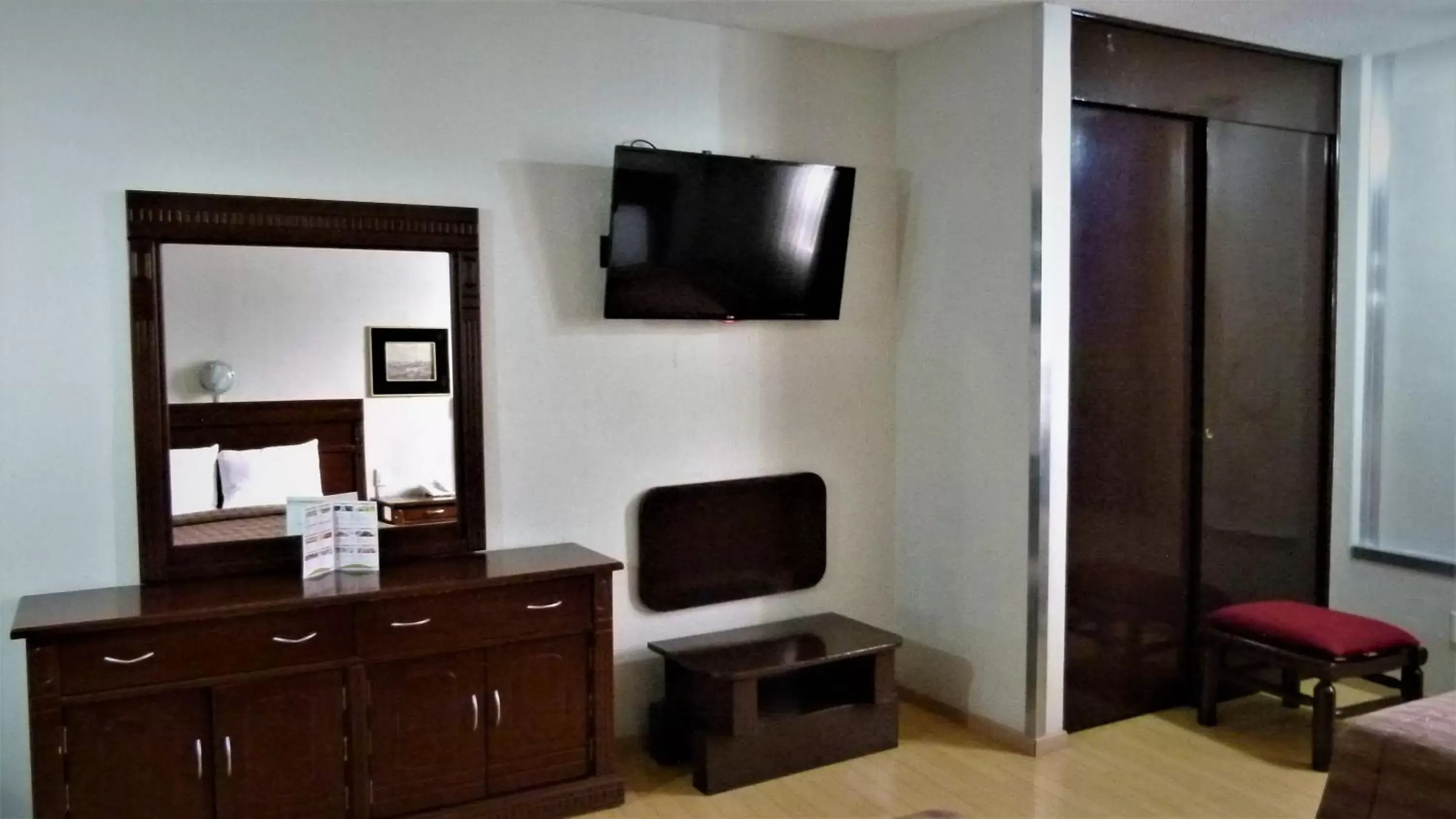 Living room, TV/Entertainment Center in Aristos Puebla