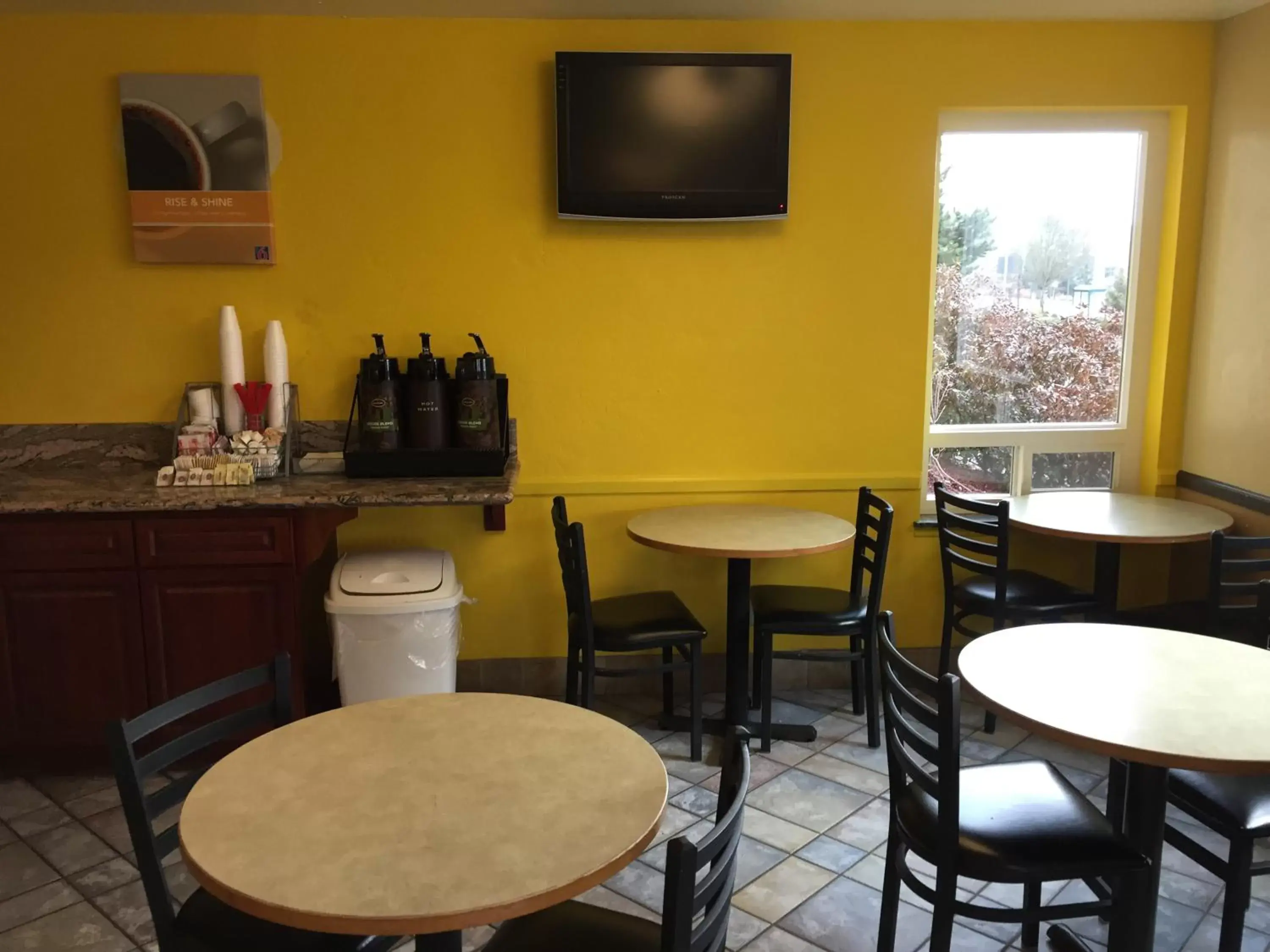 Lobby or reception, Restaurant/Places to Eat in Motel 6-Wilsonville, OR - Portland