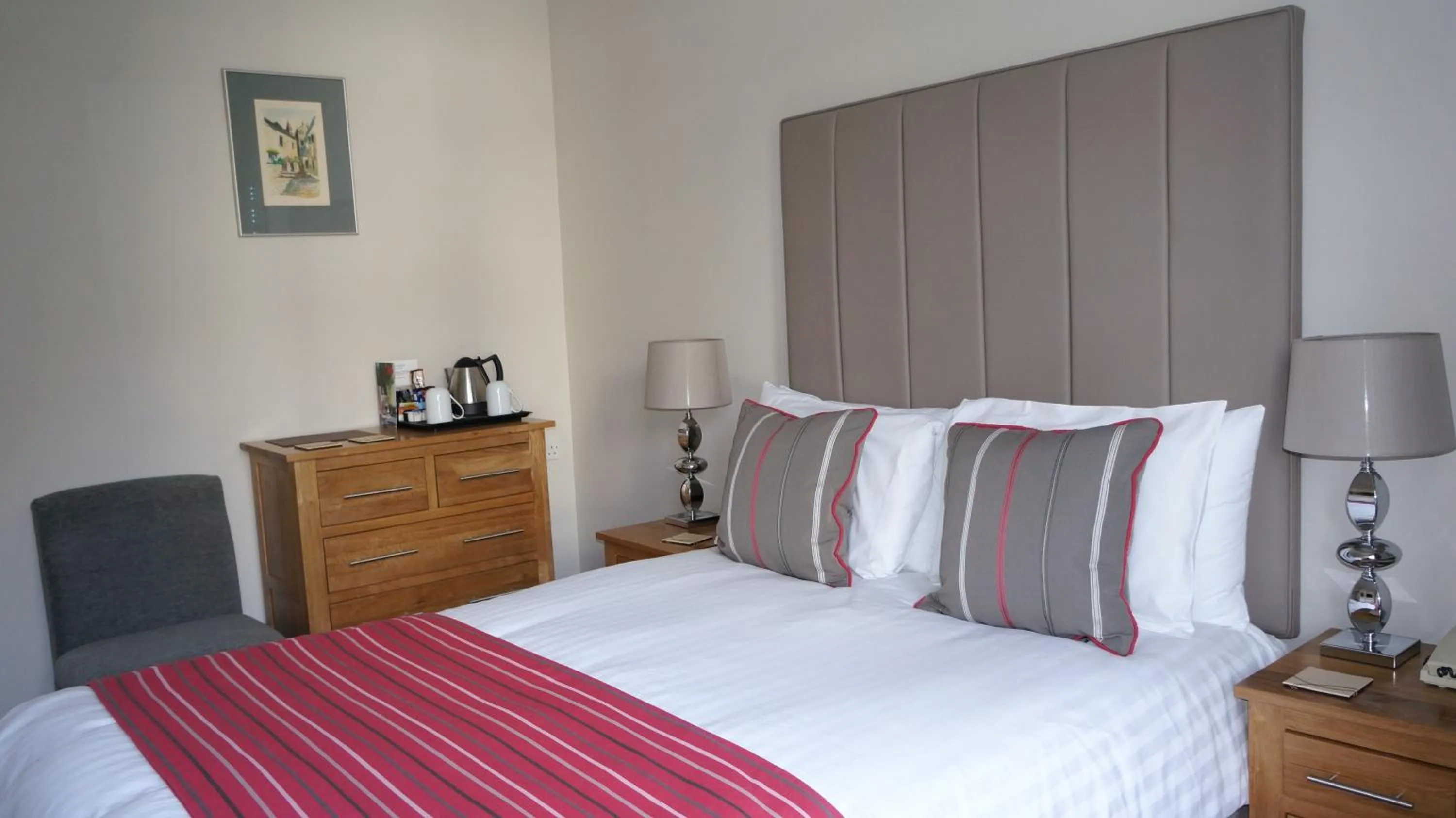 Bed in The Lawn Guest House Gatwick