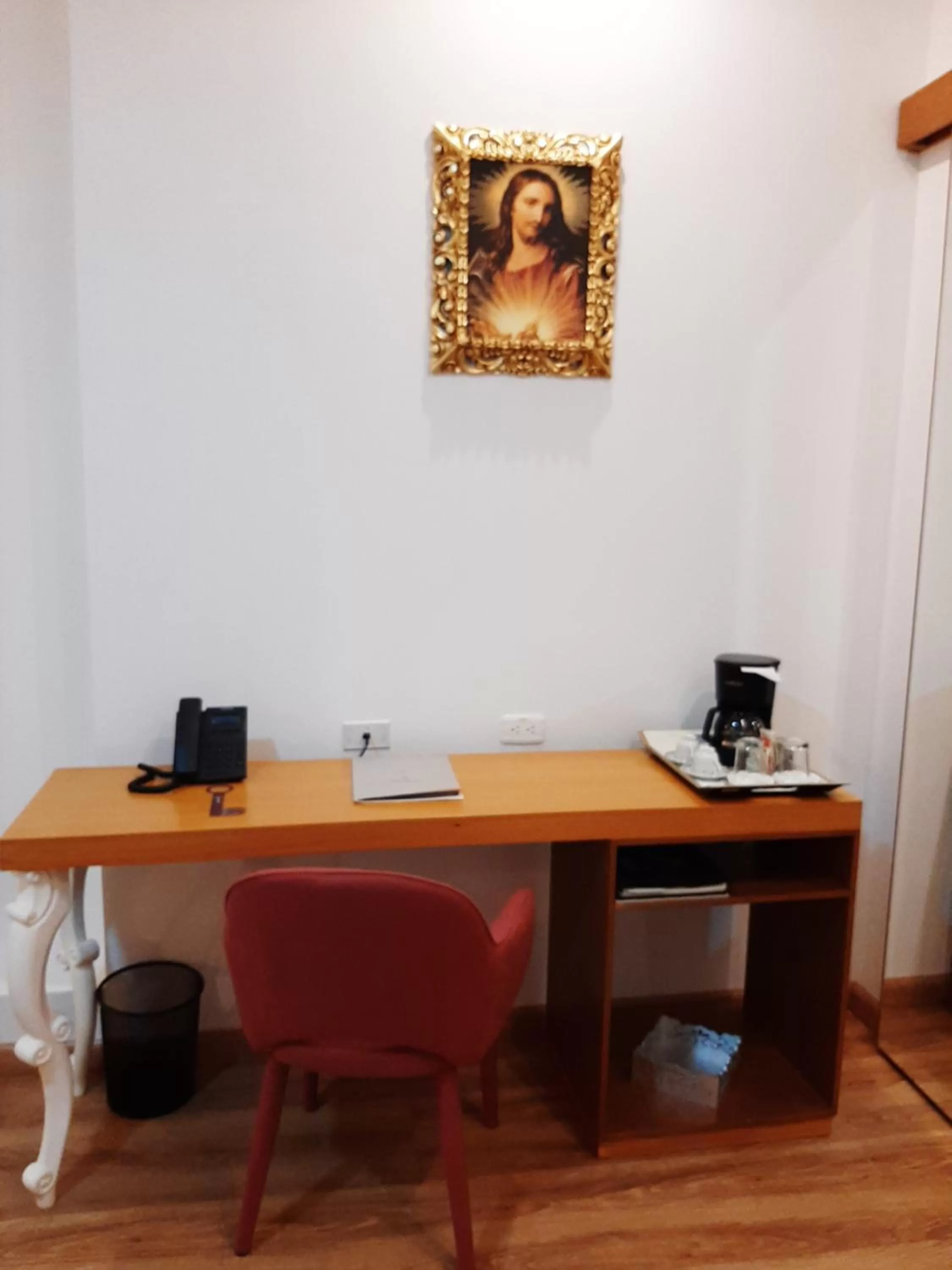 hair dresser in Adamas House Hotel Boutique