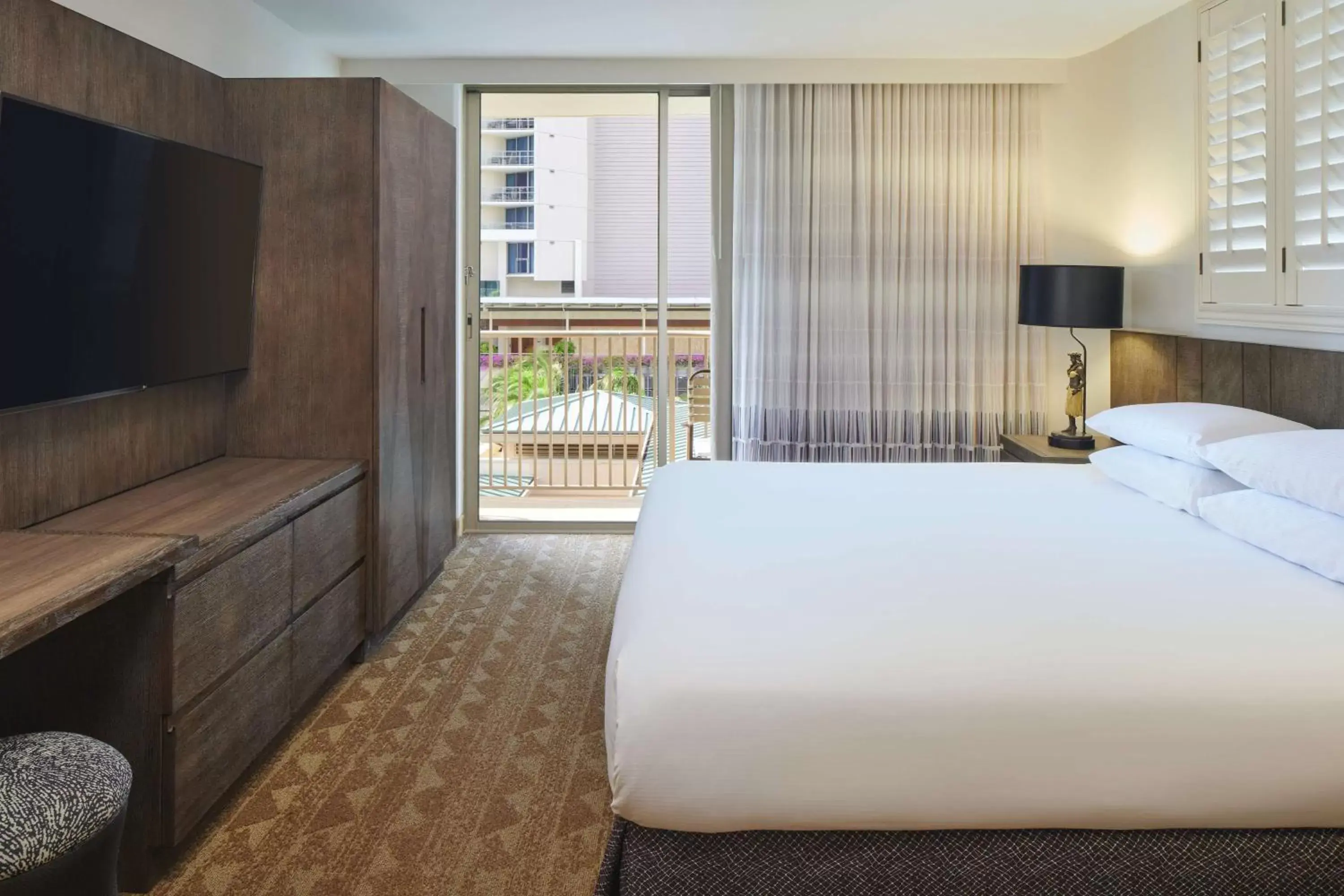 Bed in Embassy Suites by Hilton Waikiki Beach Walk