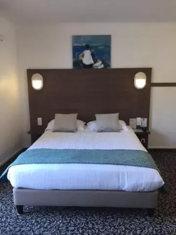 Bedroom, Bed in Le Galion Hotel et Restaurant Canet Plage - Logis