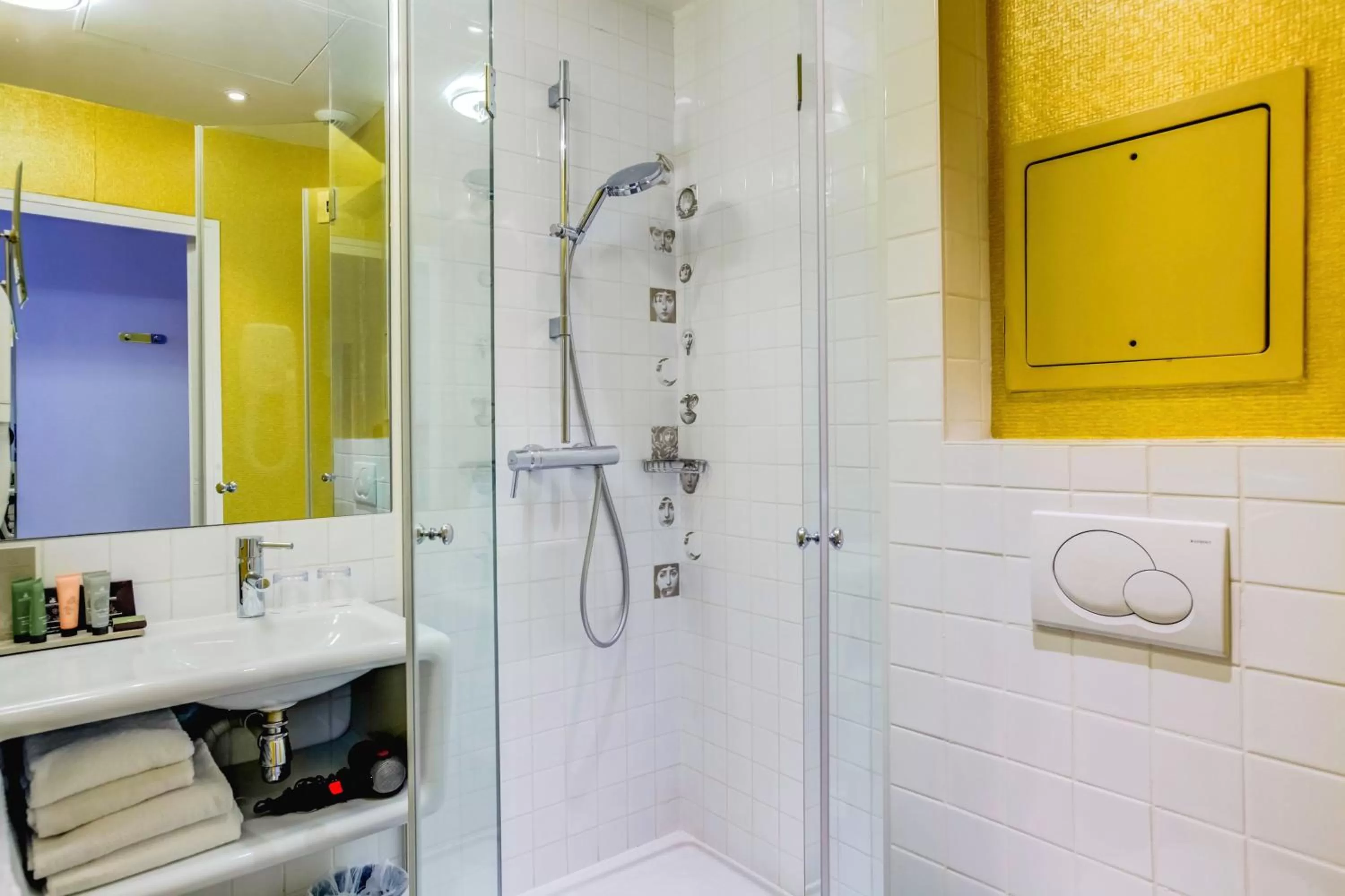 Bathroom in Hotel Joyce - Astotel