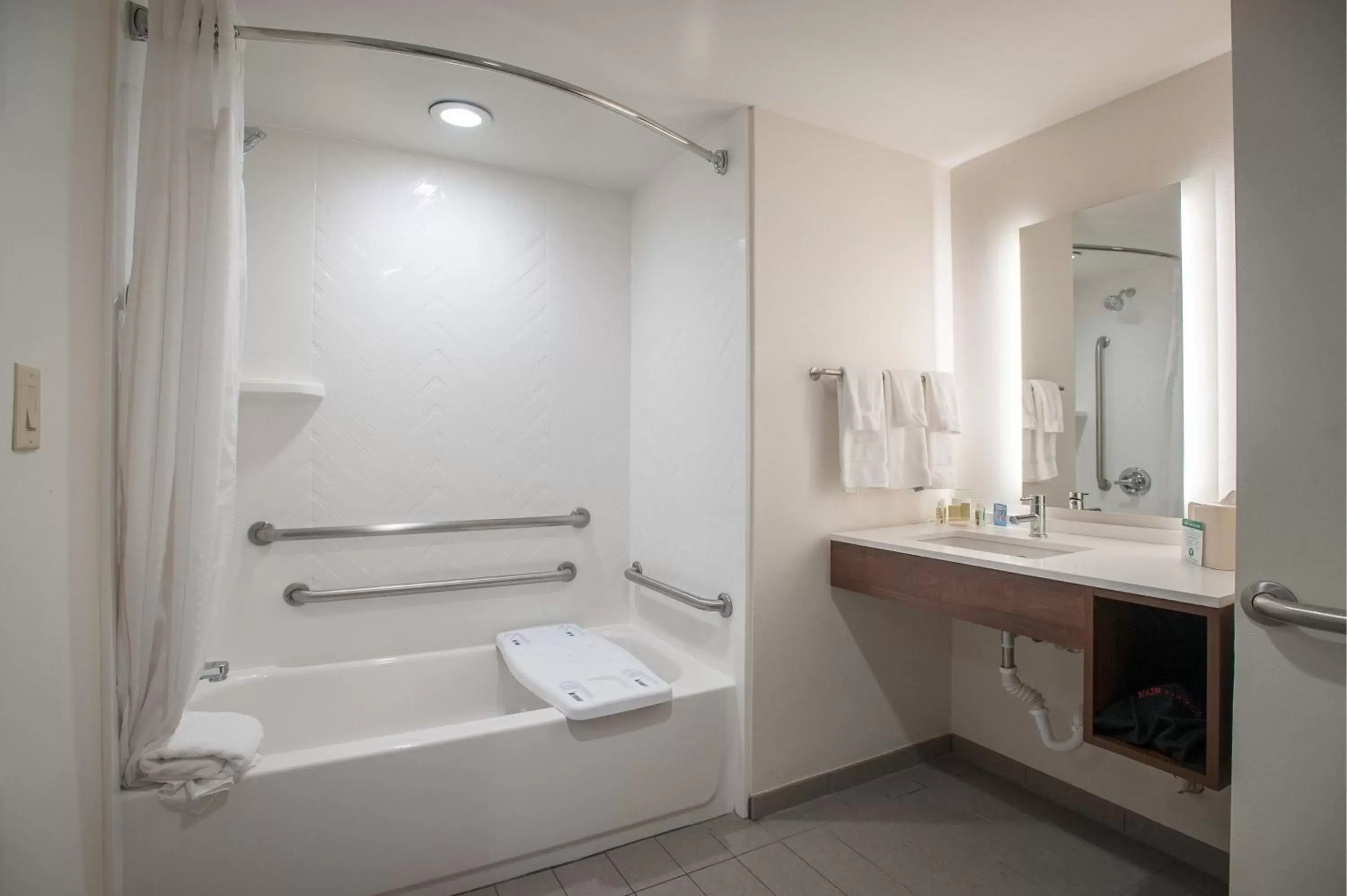 Photo of the whole room, Bathroom in Holiday Inn Pensacola - University Area, an IHG Hotel
