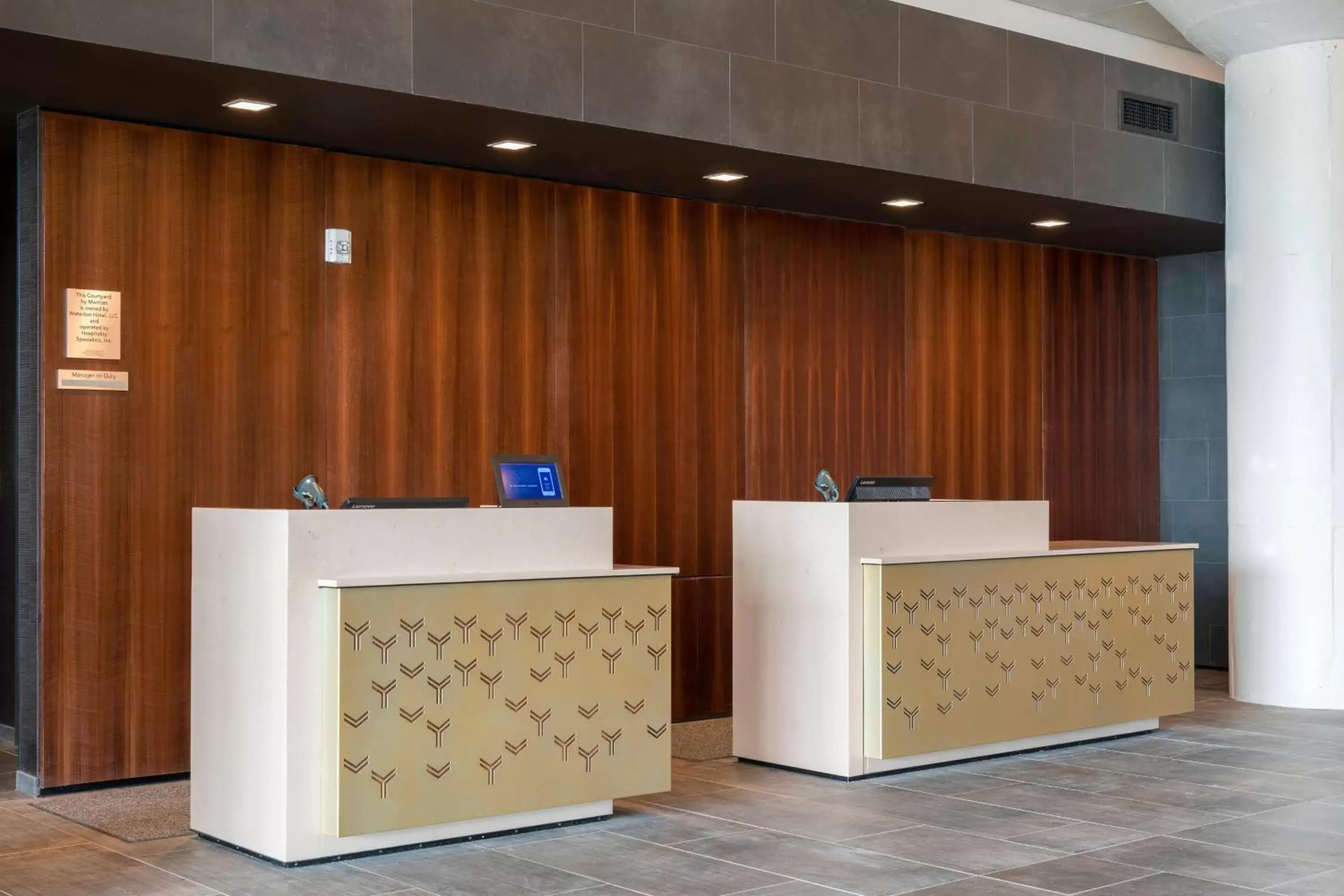 Property building, Lobby/Reception in Courtyard by Marriott Waterloo Cedar Falls