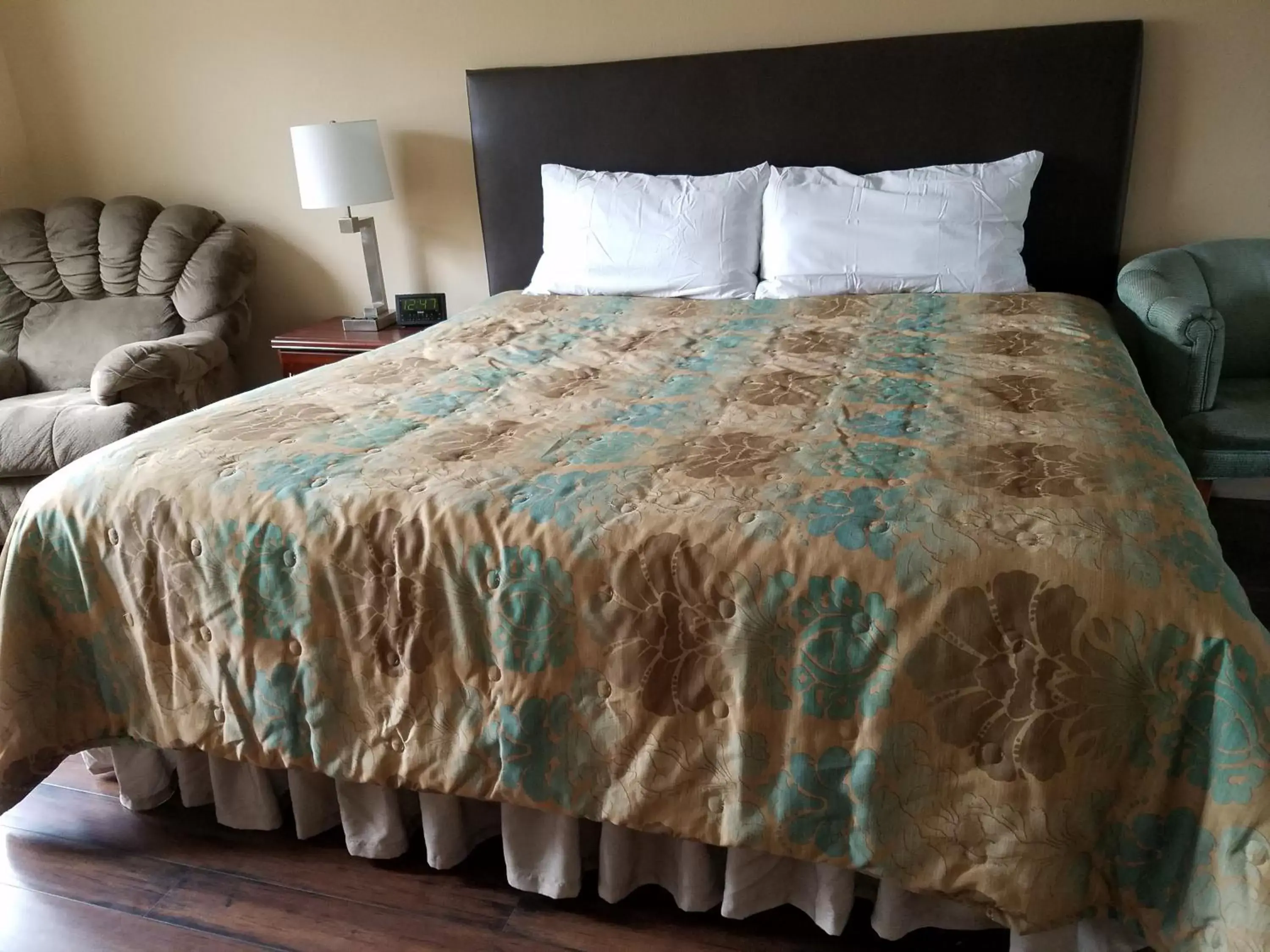 Bed in Townhouse Inn & Suites