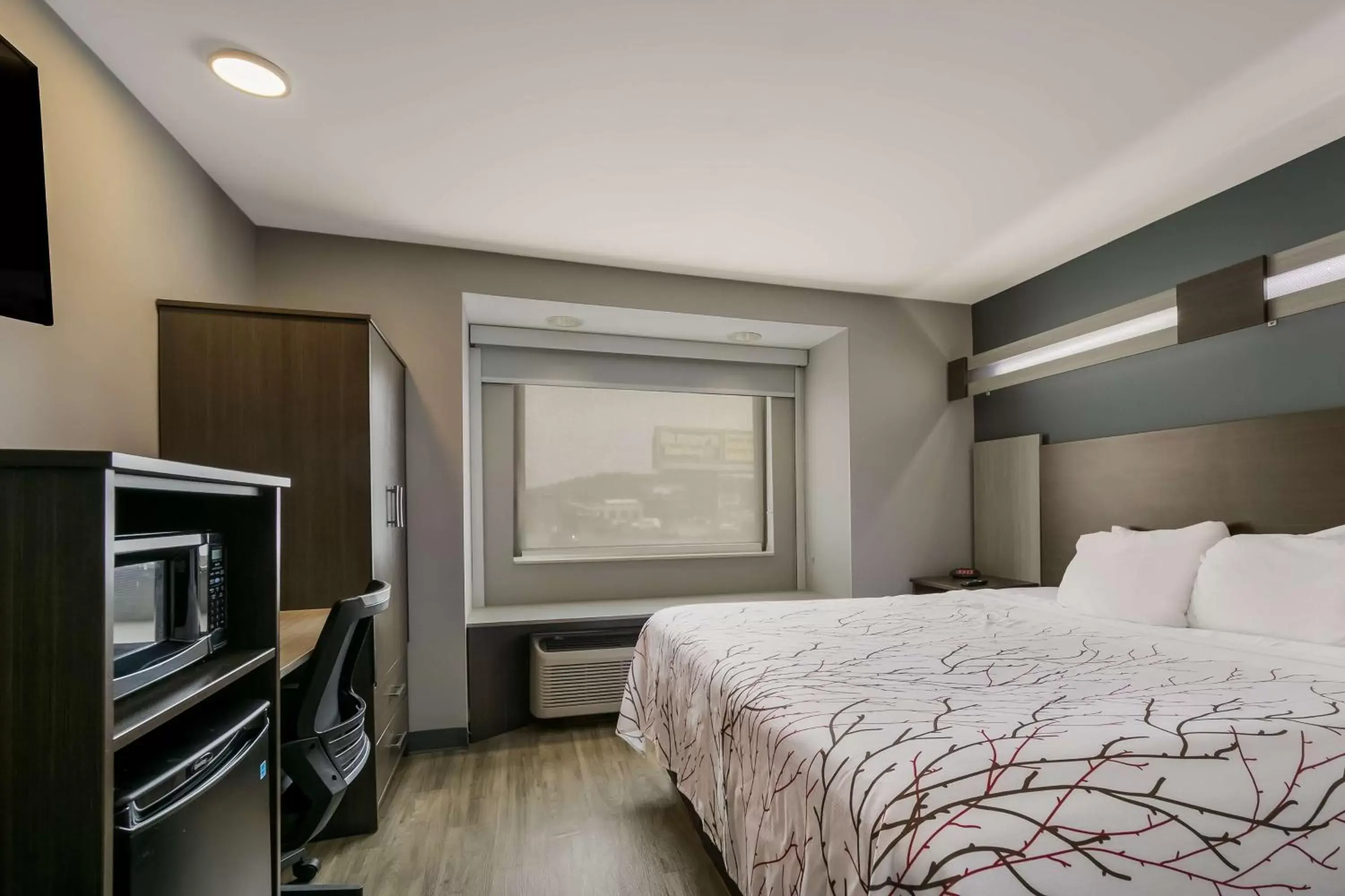Bedroom, Bed in SureStay Plus Hotel by Best Western Sevierville