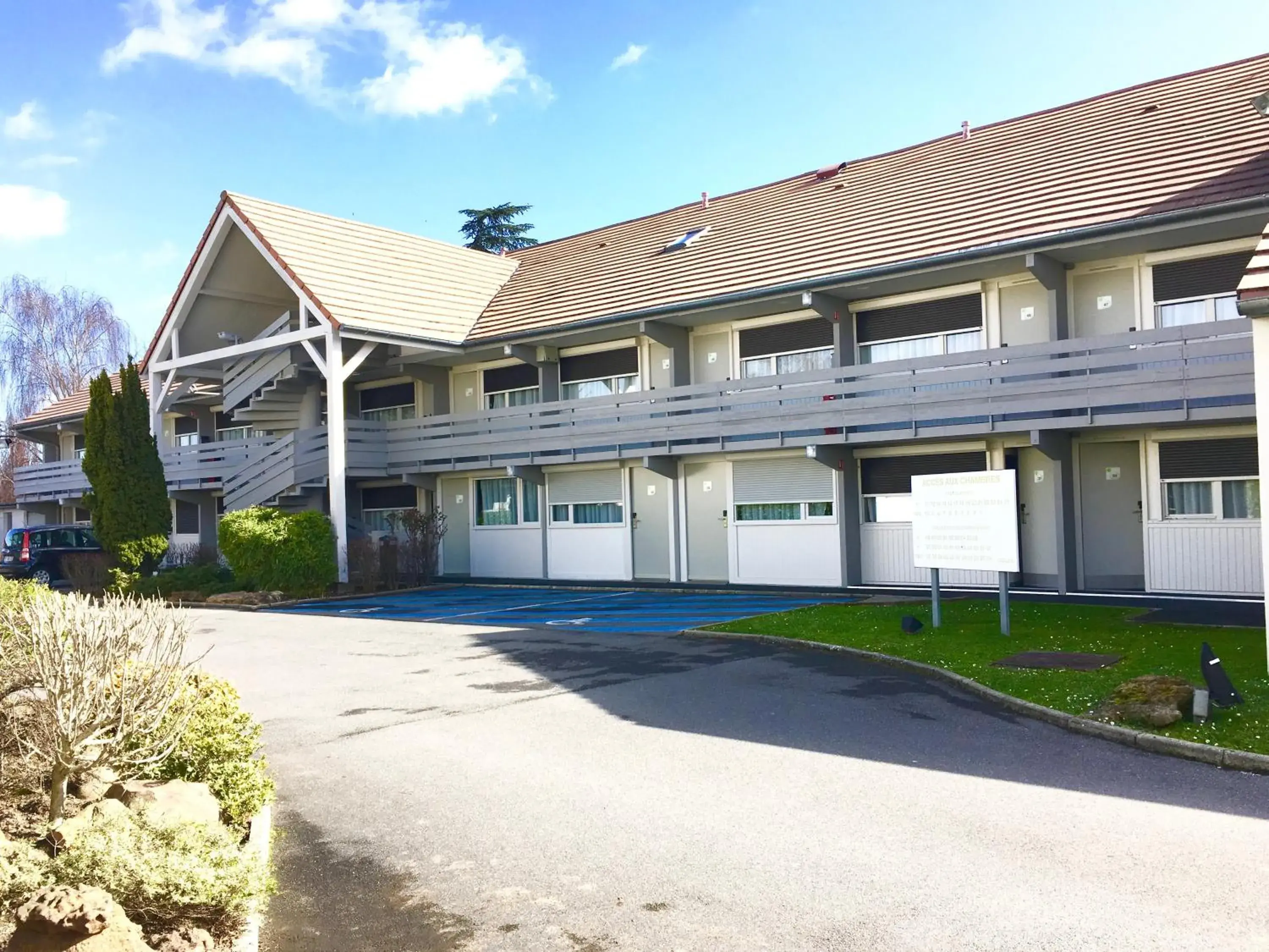 Facade/entrance, Property Building in Campanile Montesson - Le Vésinet