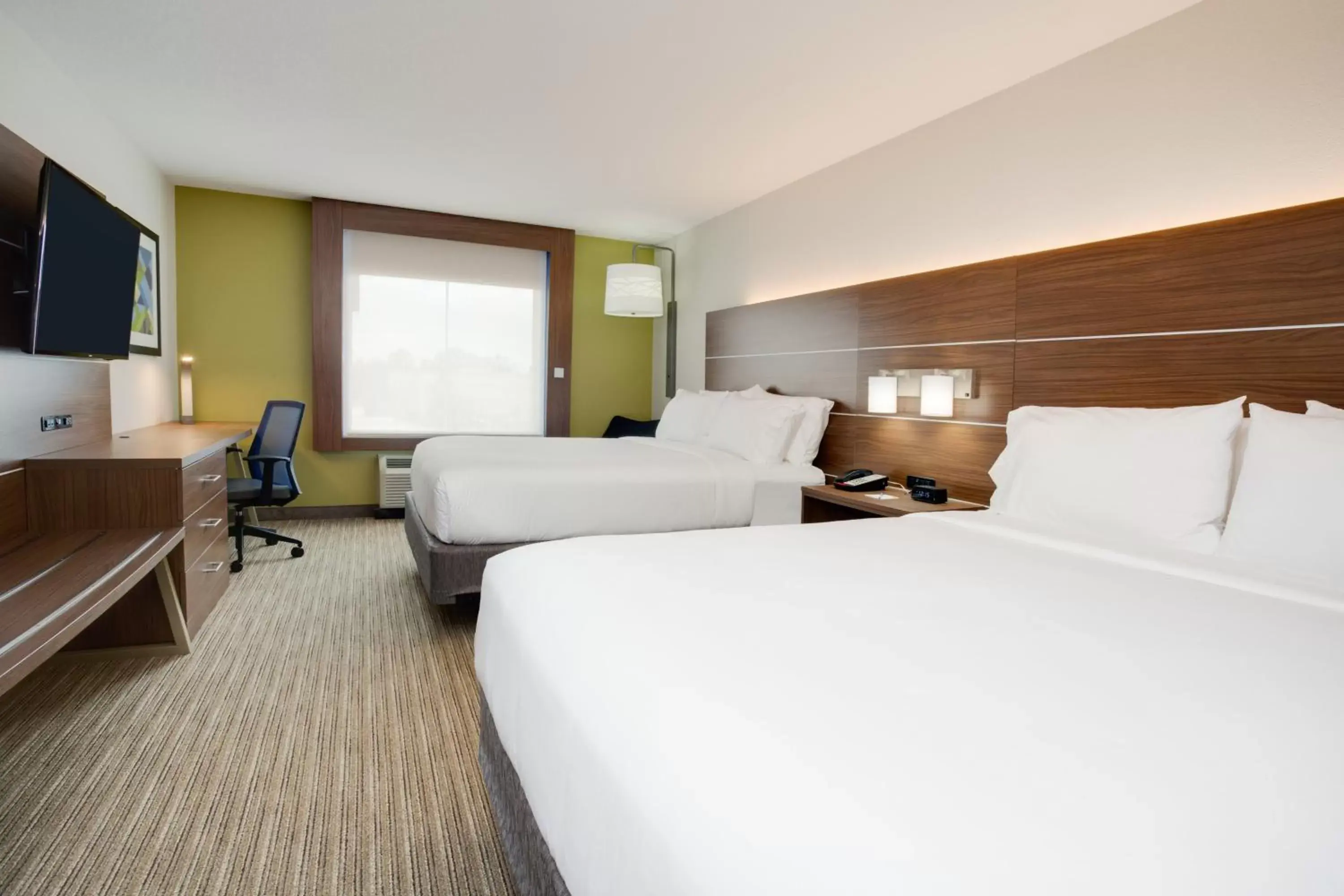 Photo of the whole room, Bed in Holiday Inn Express & Suites., an IHG Hotel