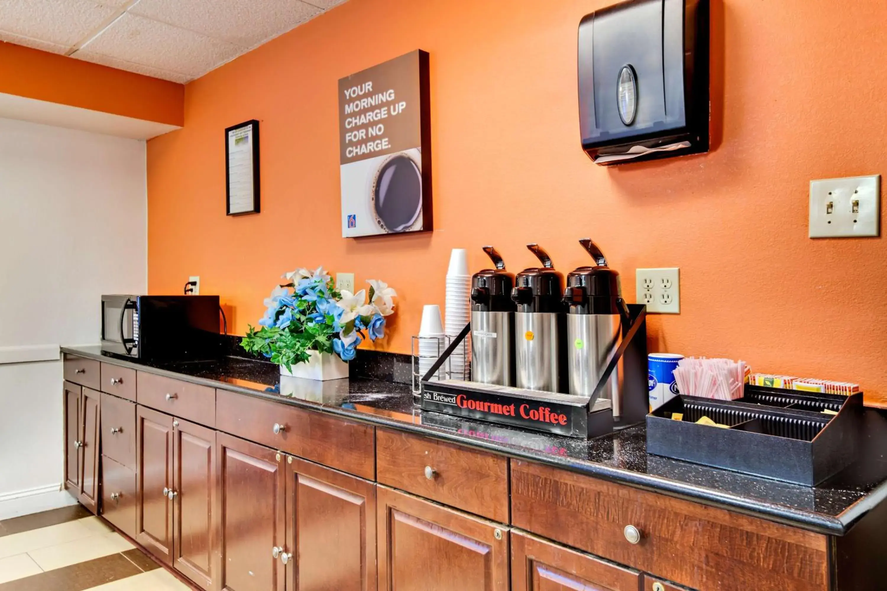 Coffee/tea facilities, Kitchen/Kitchenette in Motel 6-Washington, DC