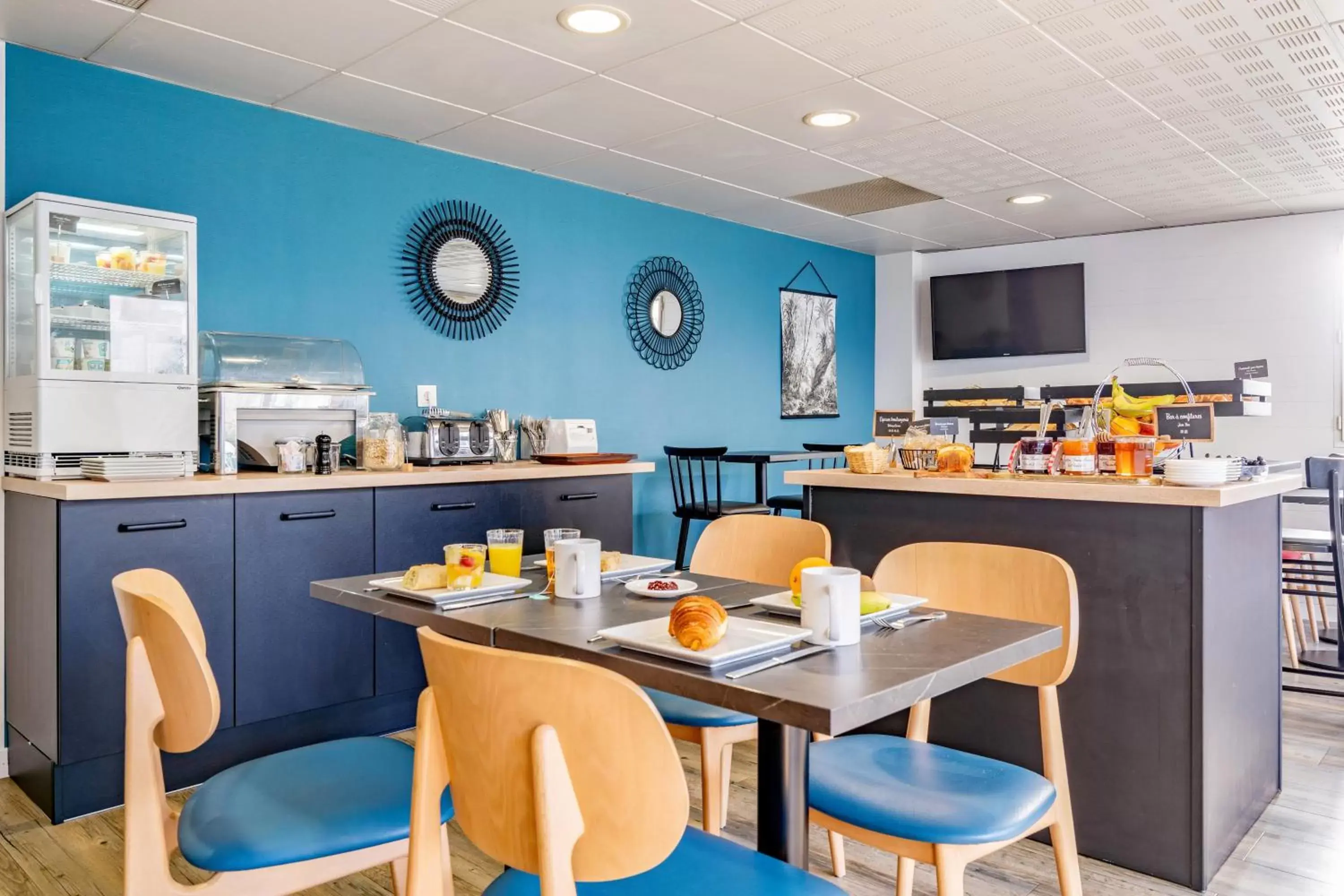 Buffet breakfast, Restaurant/Places to Eat in Appart'City Classic Nantes Quais de Loire