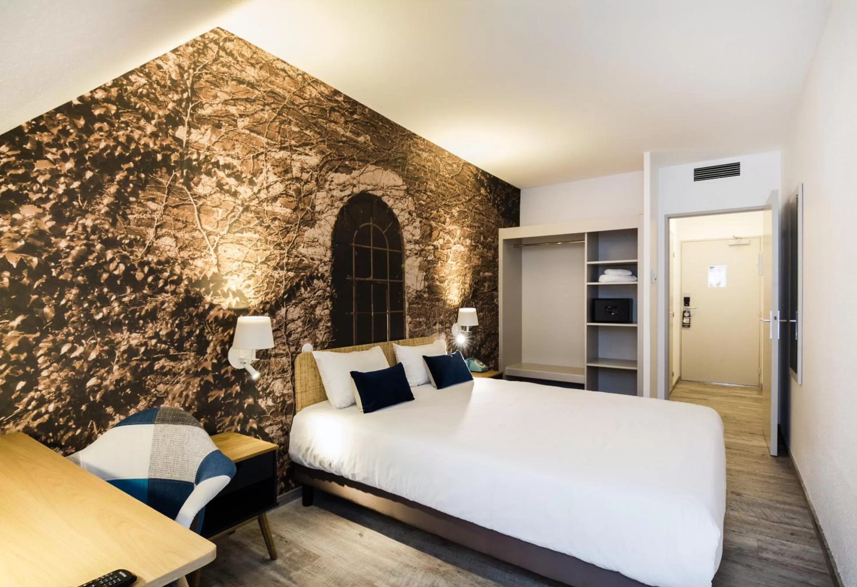 Photo of the whole room in La Maison Hôtel Mulhouse Centre