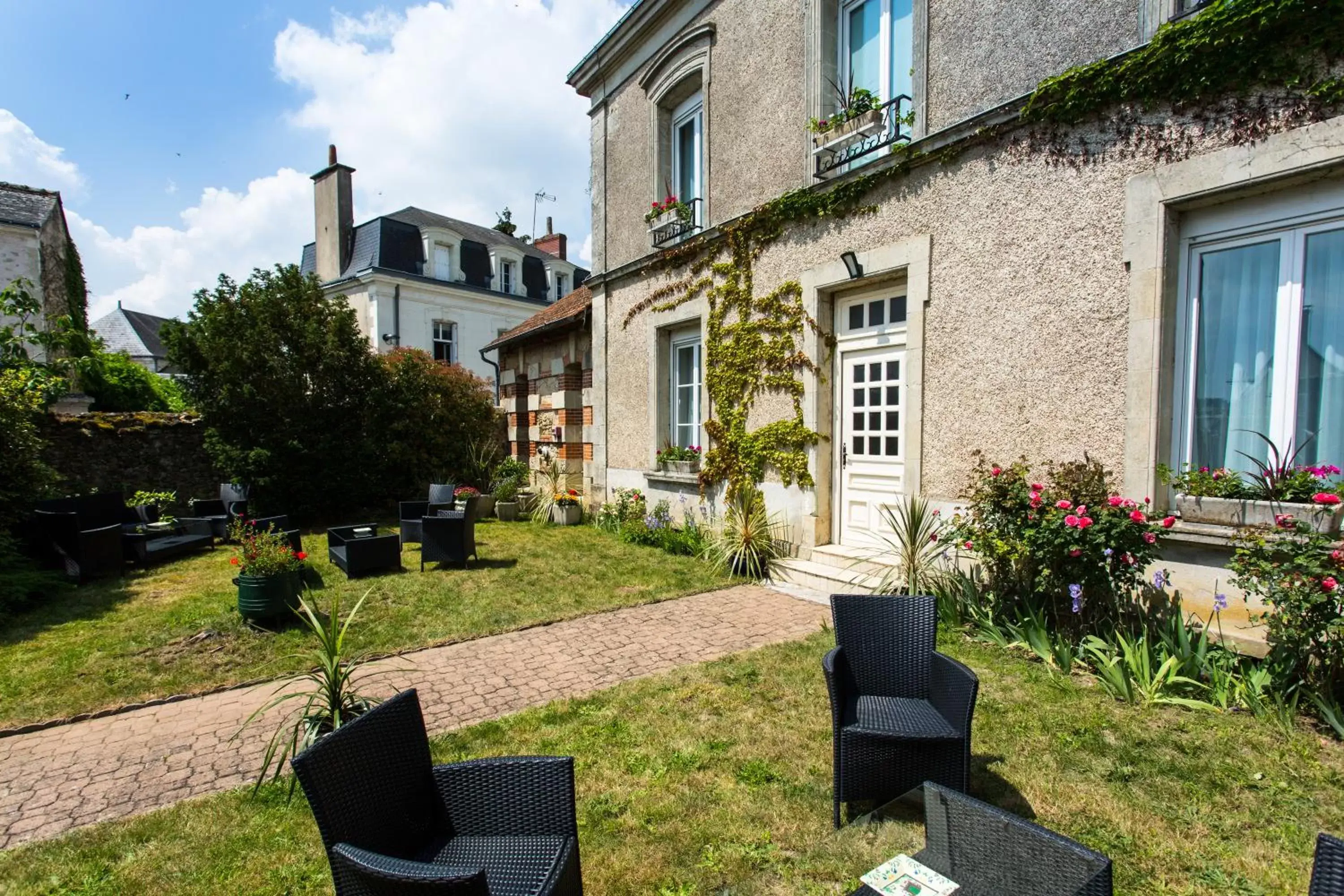 Patio, Property Building in Logis Hôtels Restaurant La Mère Hamard