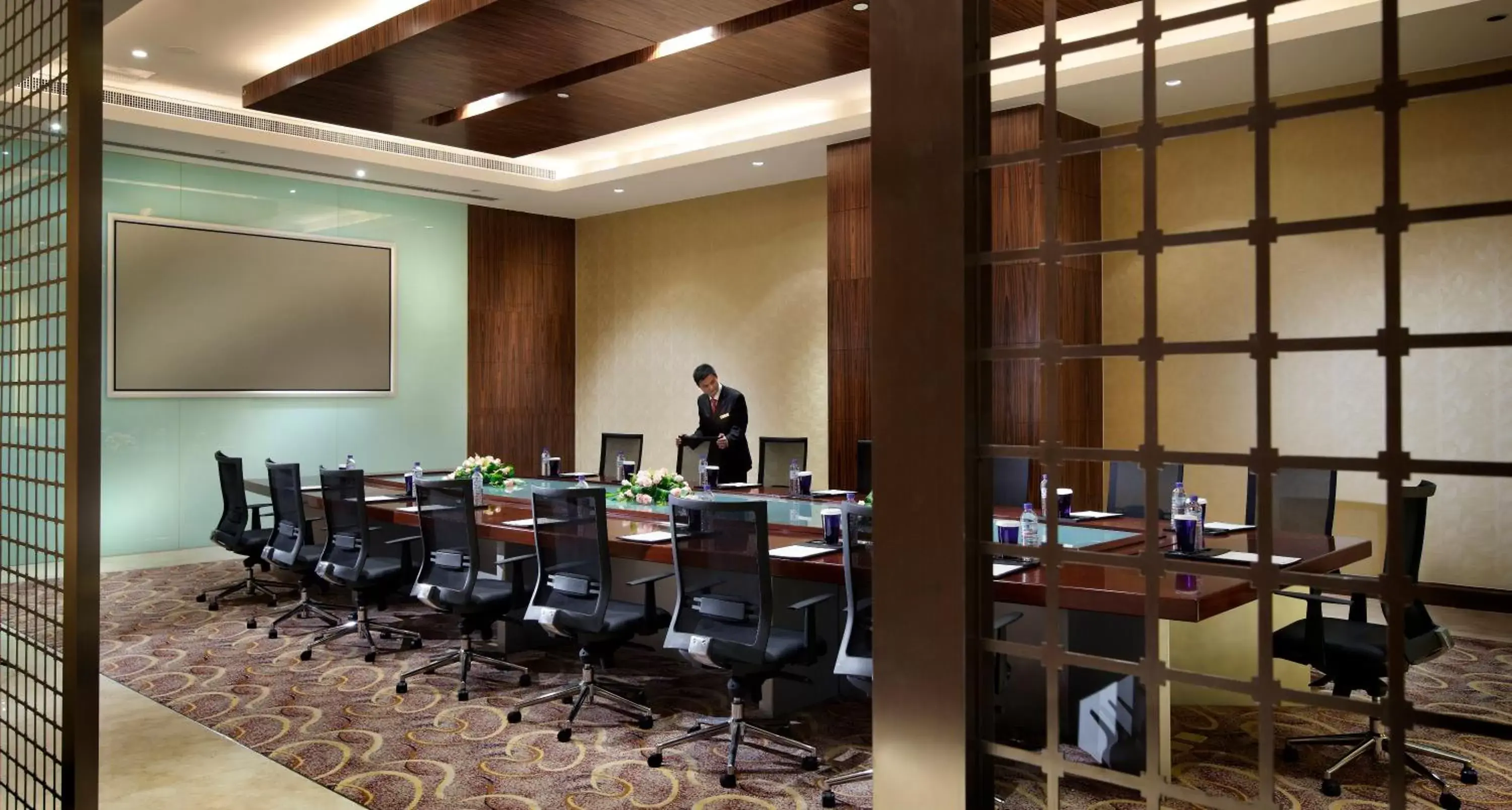 Meeting/conference room in Crowne Plaza Yantai Sea View, an IHG Hotel