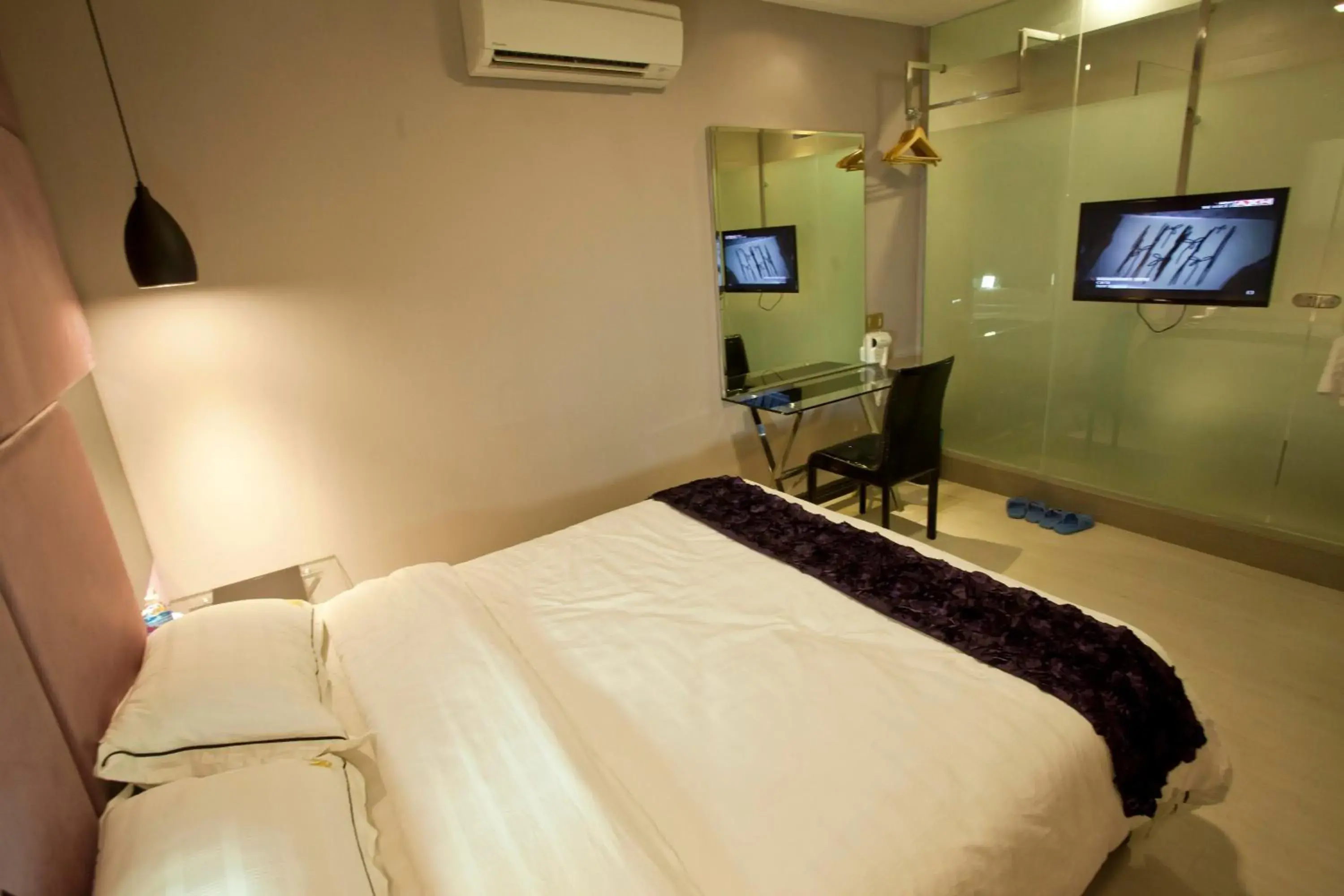 Photo of the whole room, Bed in Euro+ Hotel Johor Bahru