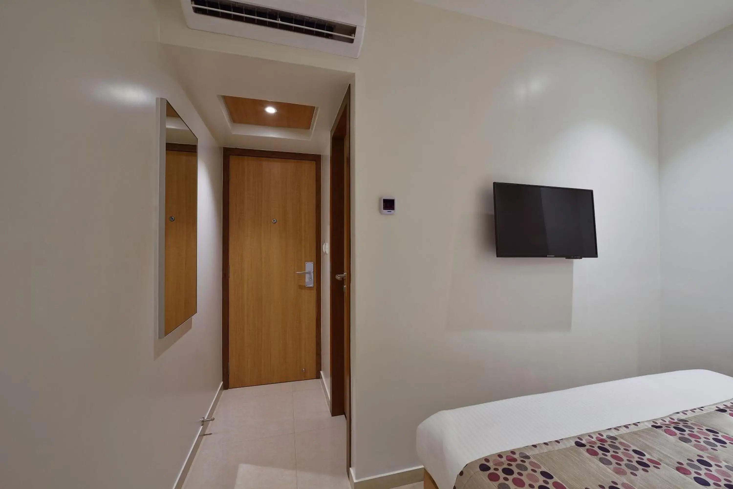 Bed, TV/Entertainment Center in Hotel Leafio Mumbai