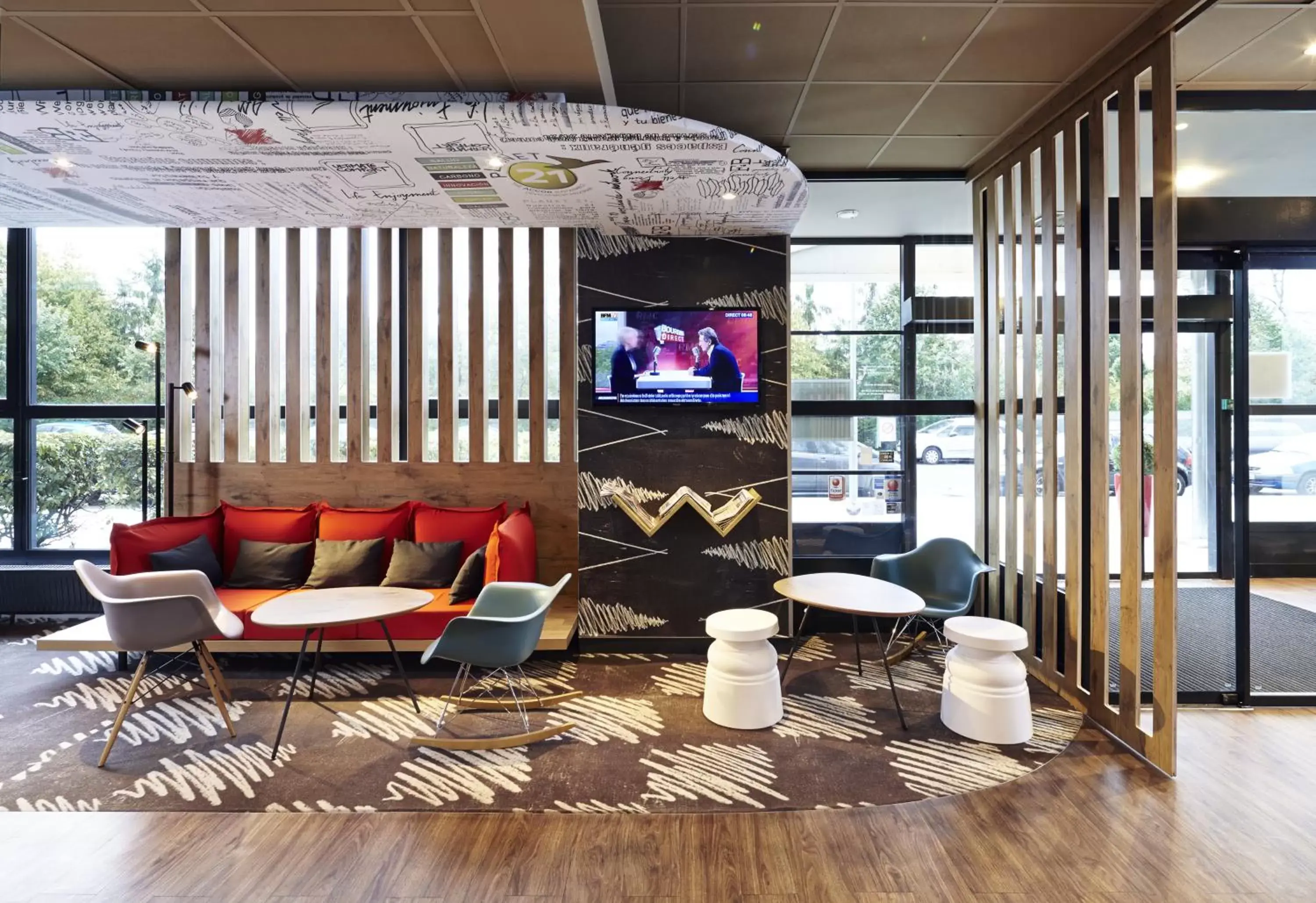 Communal lounge/ TV room, Seating Area in ibis Marne La Vallee Champs-sur-Marne