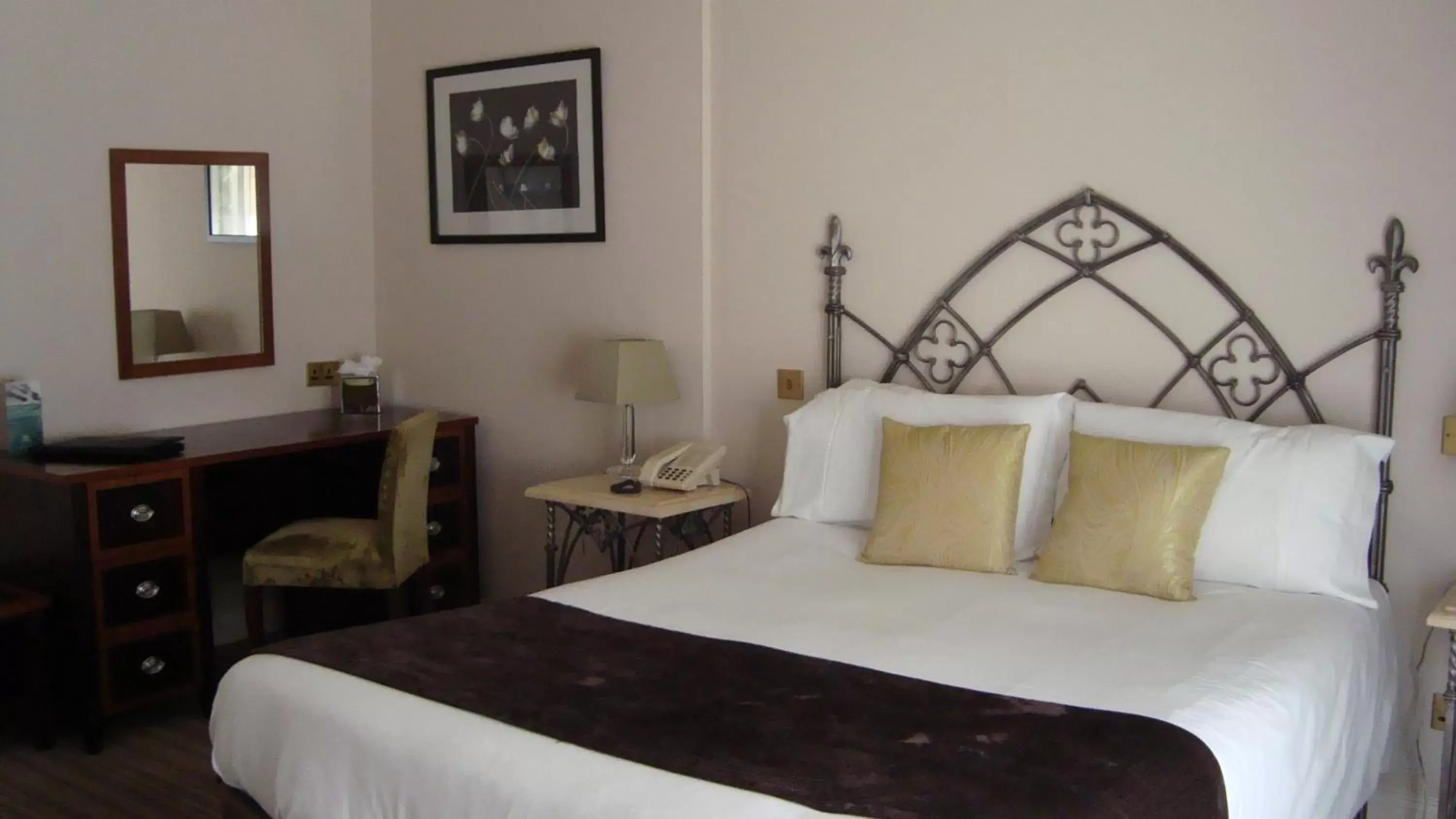 Bedroom, Bed in Waterton Park Hotel