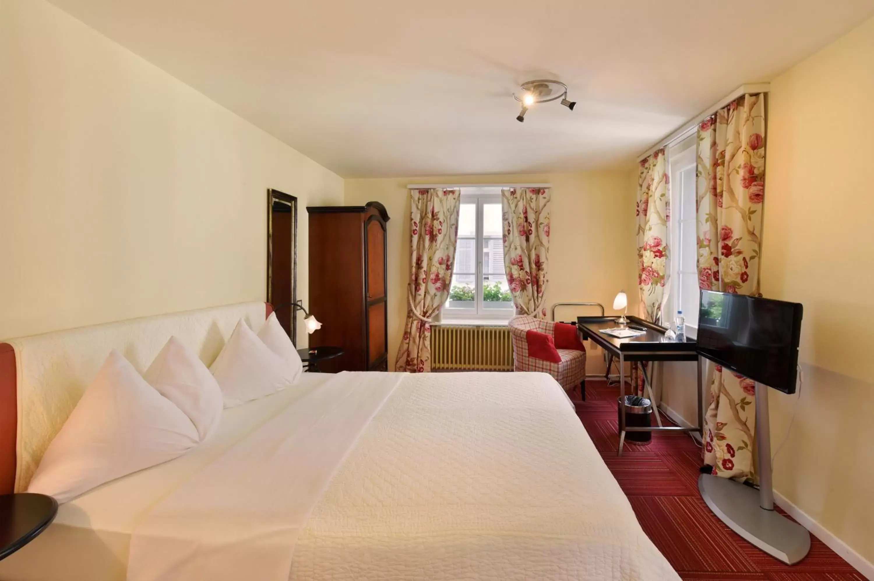 Bed in Romantik Hotel Schwan