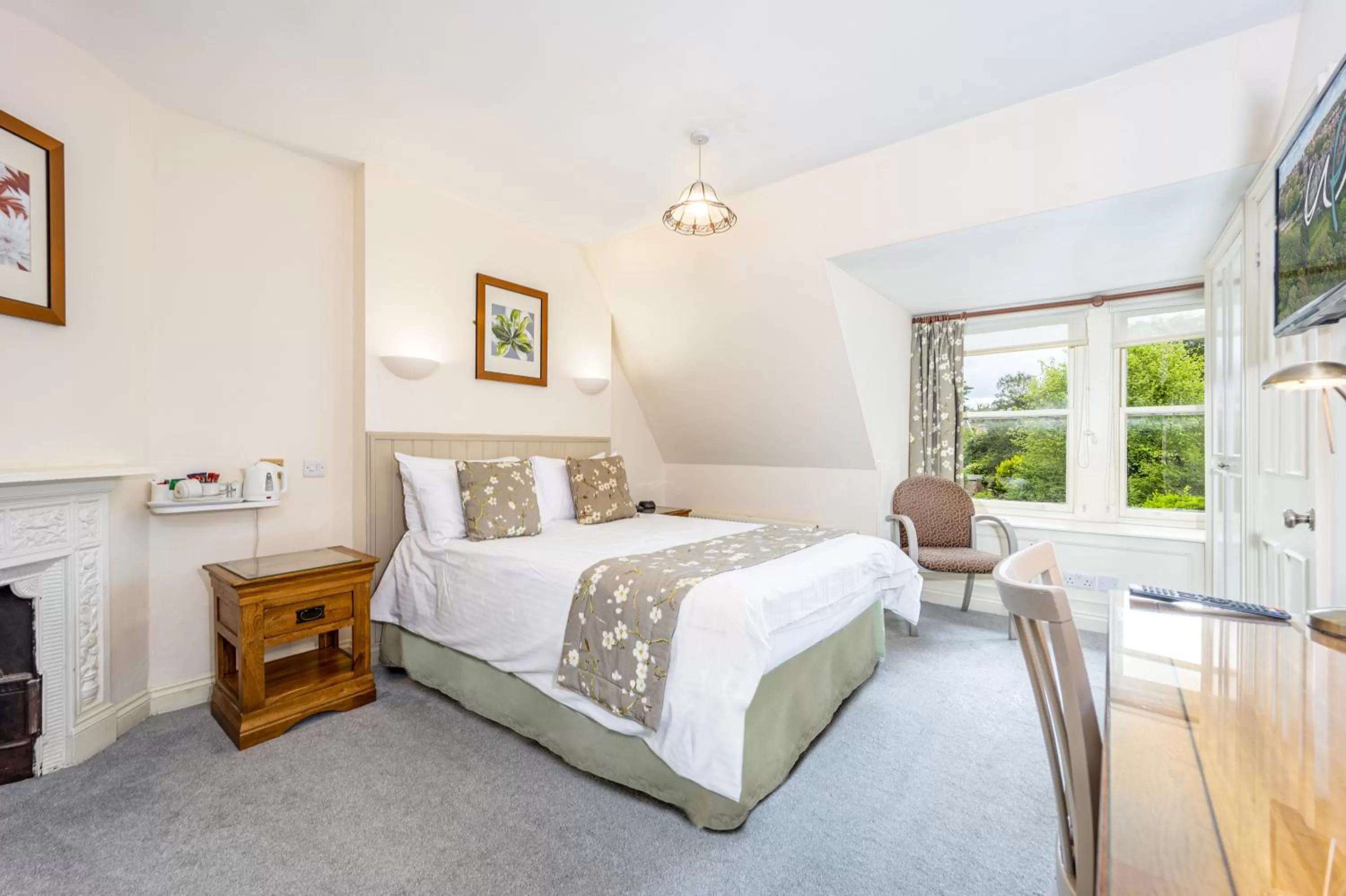 Bed in Best Western Walton Park Hotel