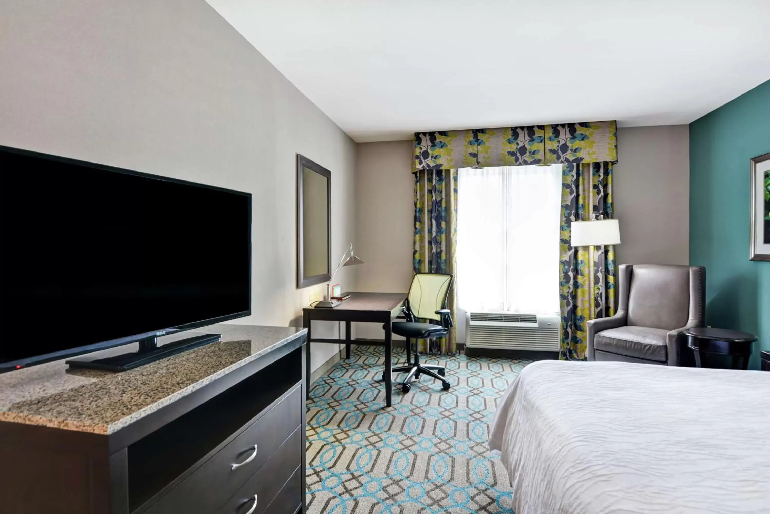 Bedroom, TV/Entertainment Center in Hilton Garden Inn West Little Rock