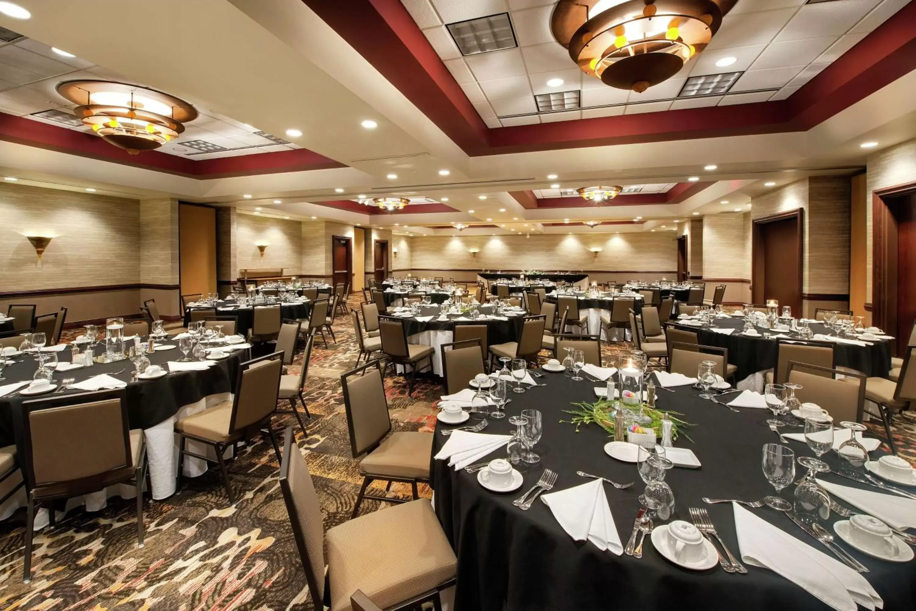 Meeting/conference room, Restaurant/Places to Eat in Embassy Suites Huntsville