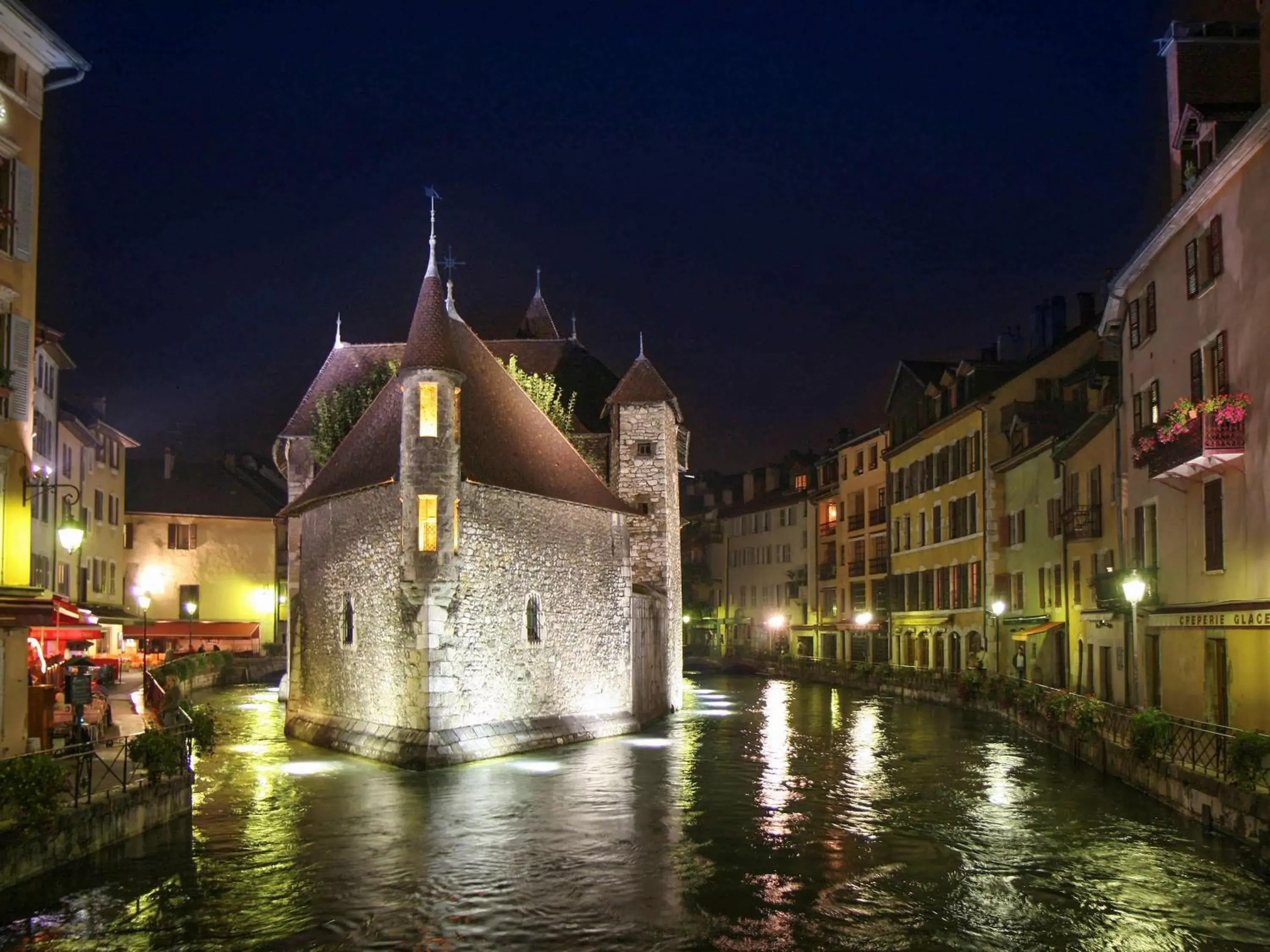 Property building, Neighborhood in Mercure Annecy Centre