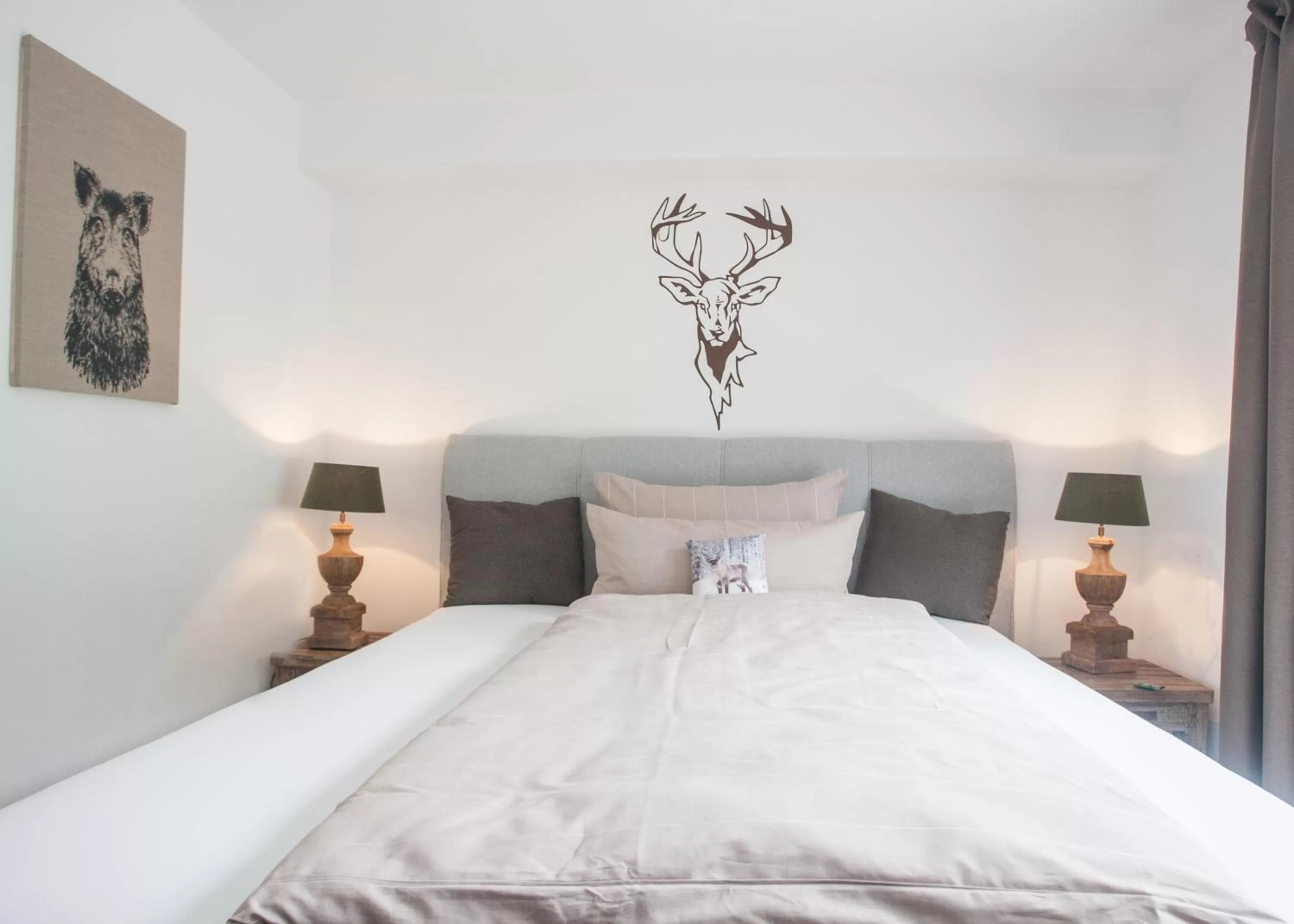 Photo of the whole room, Bed in Die Sperre