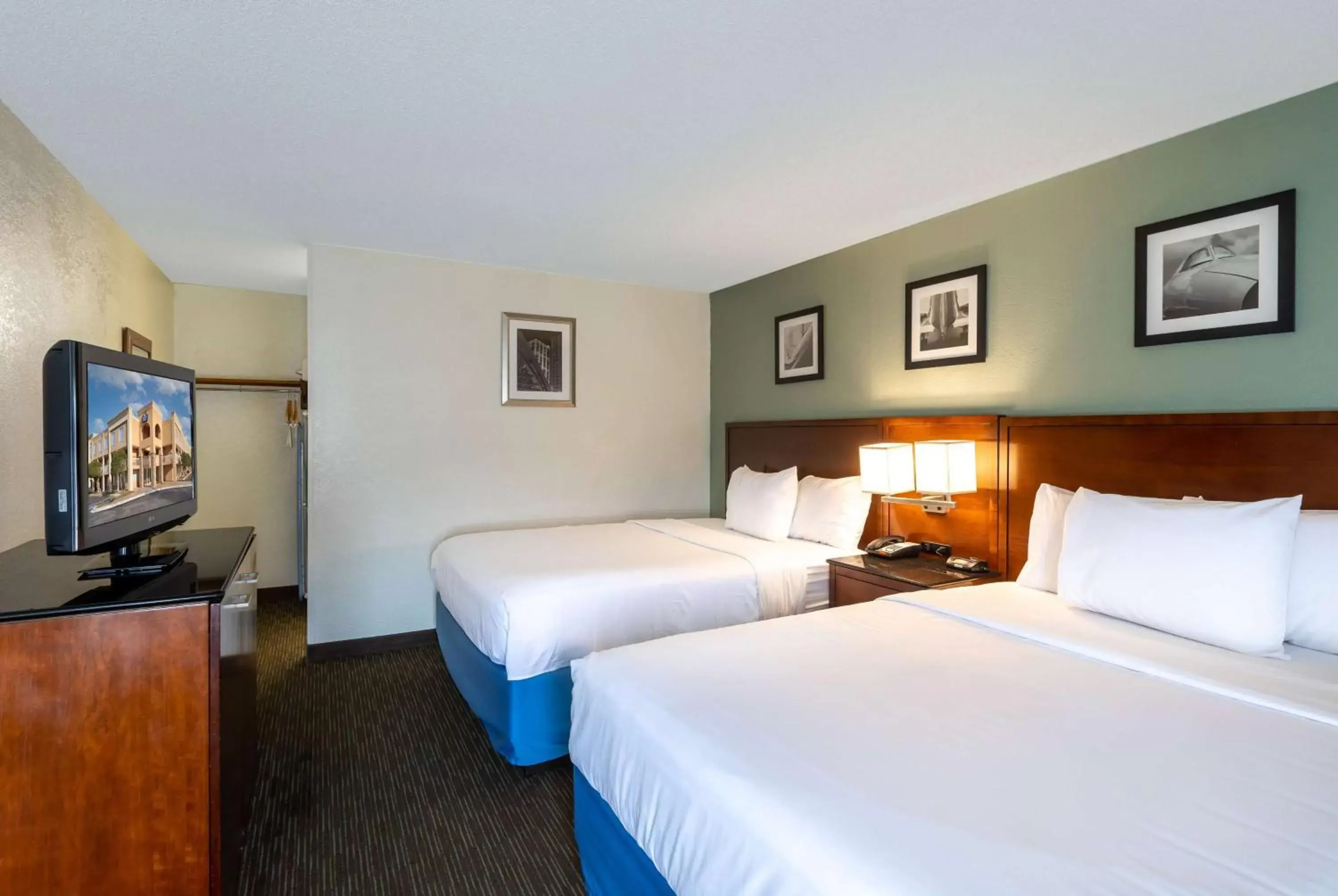 Photo of the whole room, Bed in Days Inn by Wyndham Greenville