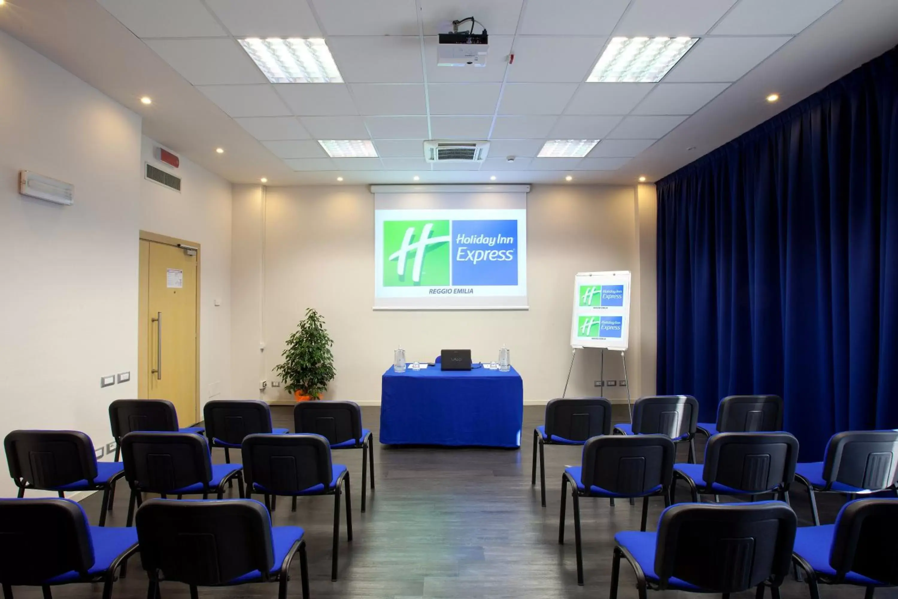 Meeting/conference room, Business Area/Conference Room in Holiday Inn Express Reggio Emilia, an IHG Hotel