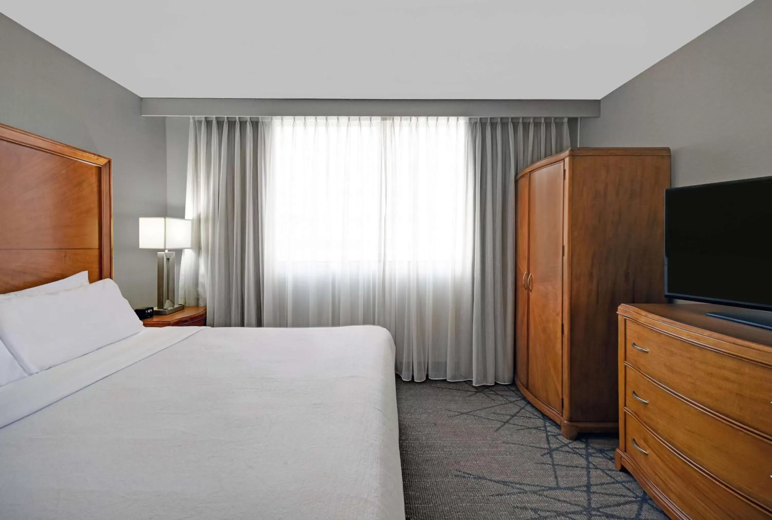Bedroom, Bed in Embassy Suites by Hilton Detroit - Livonia/Novi
