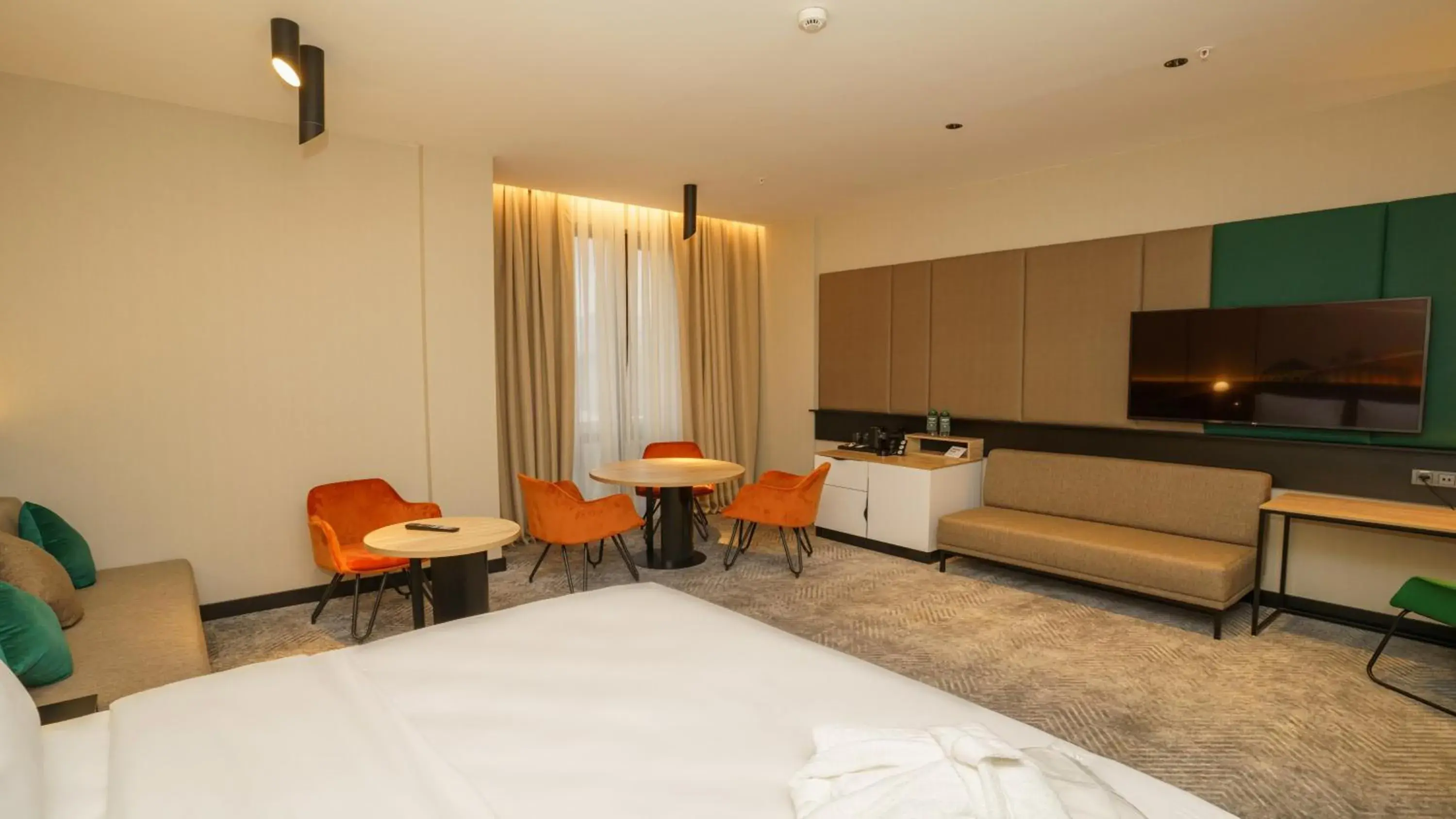 Bedroom, TV/Entertainment Center in Holiday Inn Tashkent City, an IHG Hotel