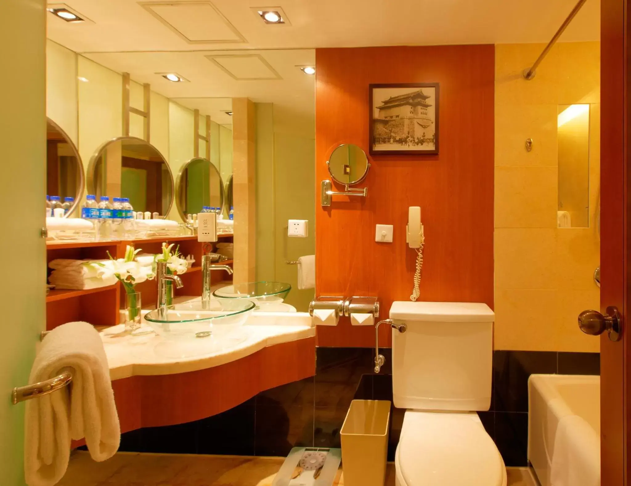 Bathroom, Restaurant/Places to Eat in Guo Ji Yi Yuan Hotel