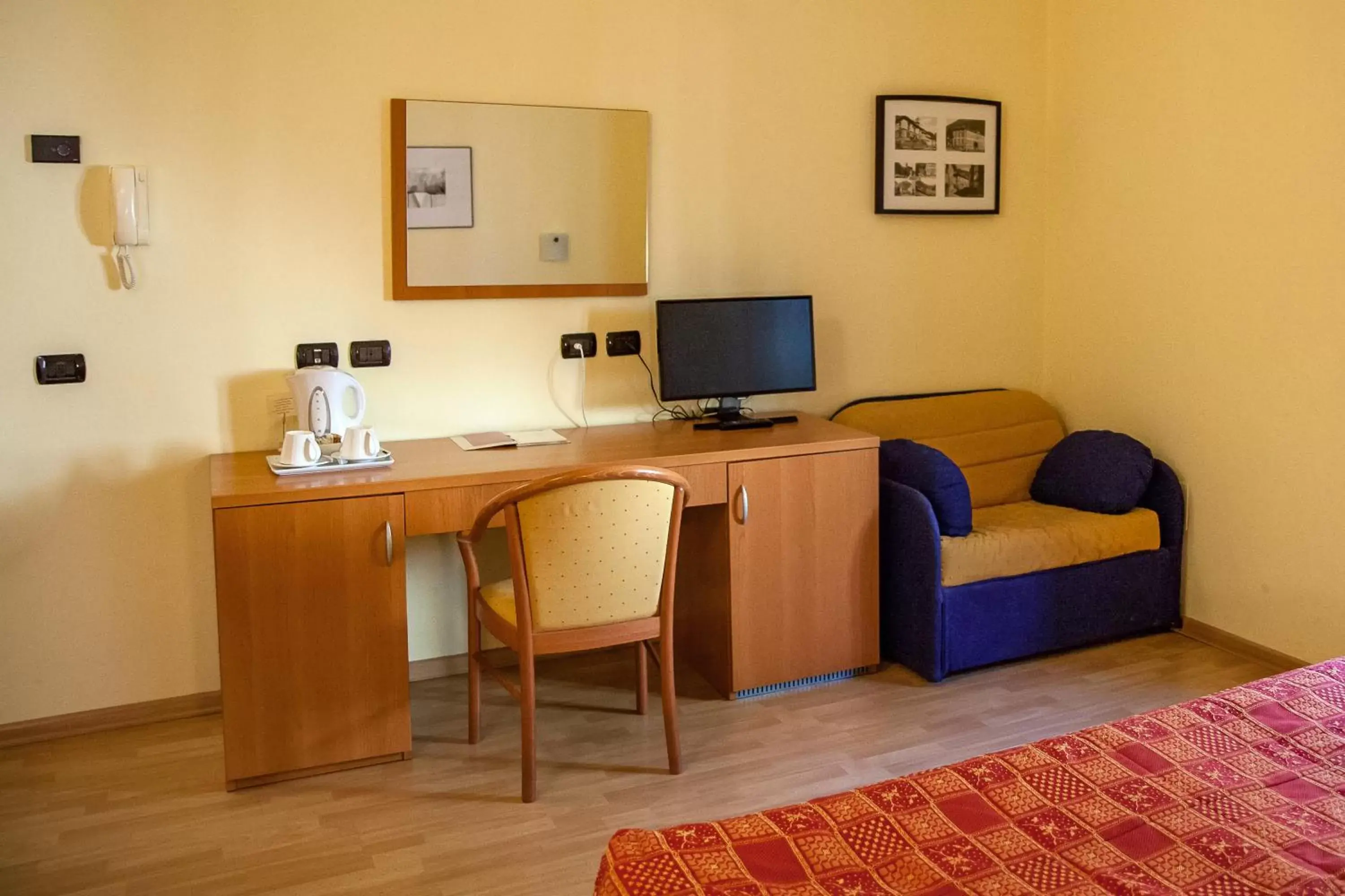 hair dresser, TV/Entertainment Center in Hotel Garni Le Corti