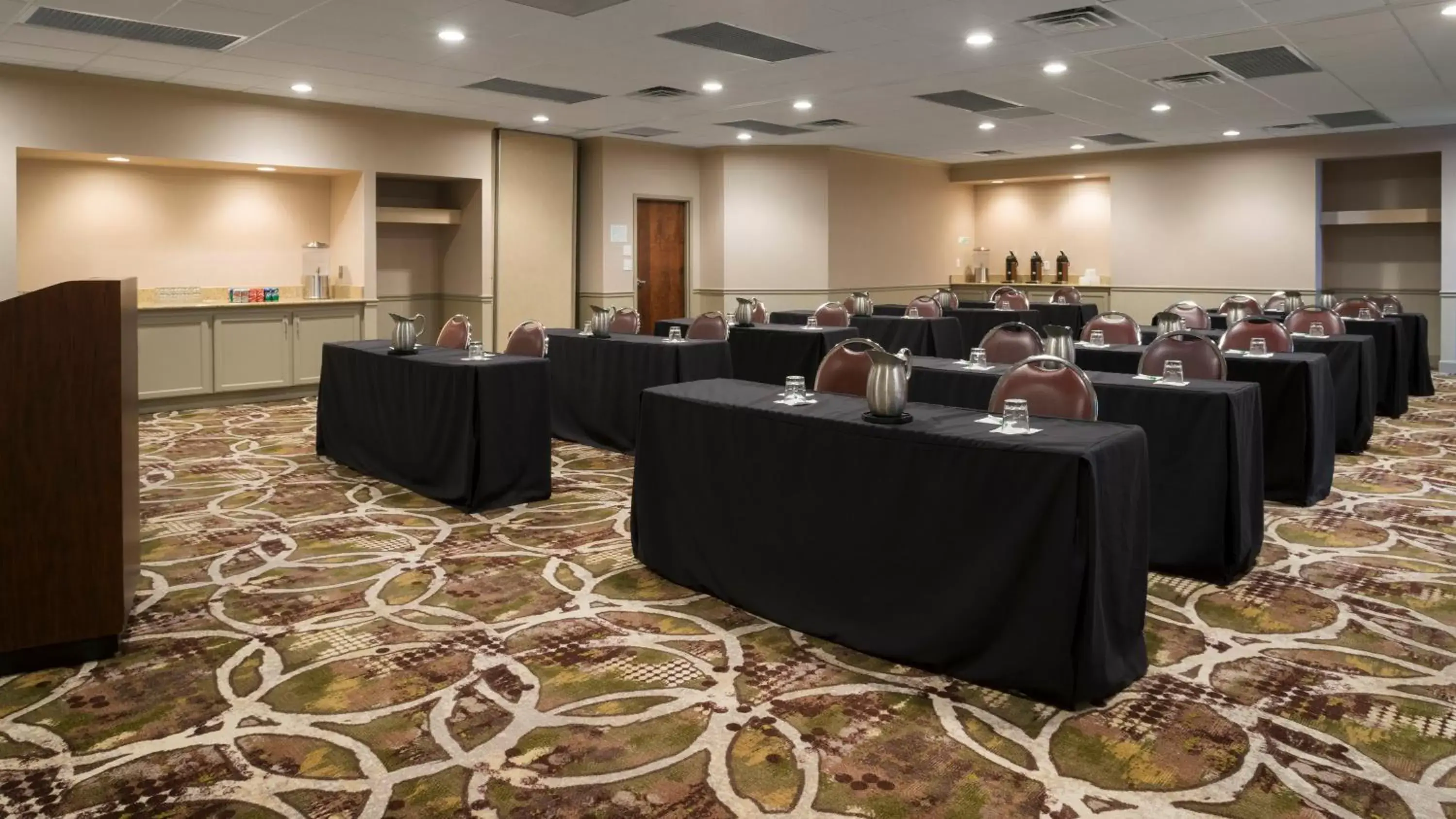Meeting/conference room in Holiday Inn Cincinnati-Riverfront, an IHG Hotel