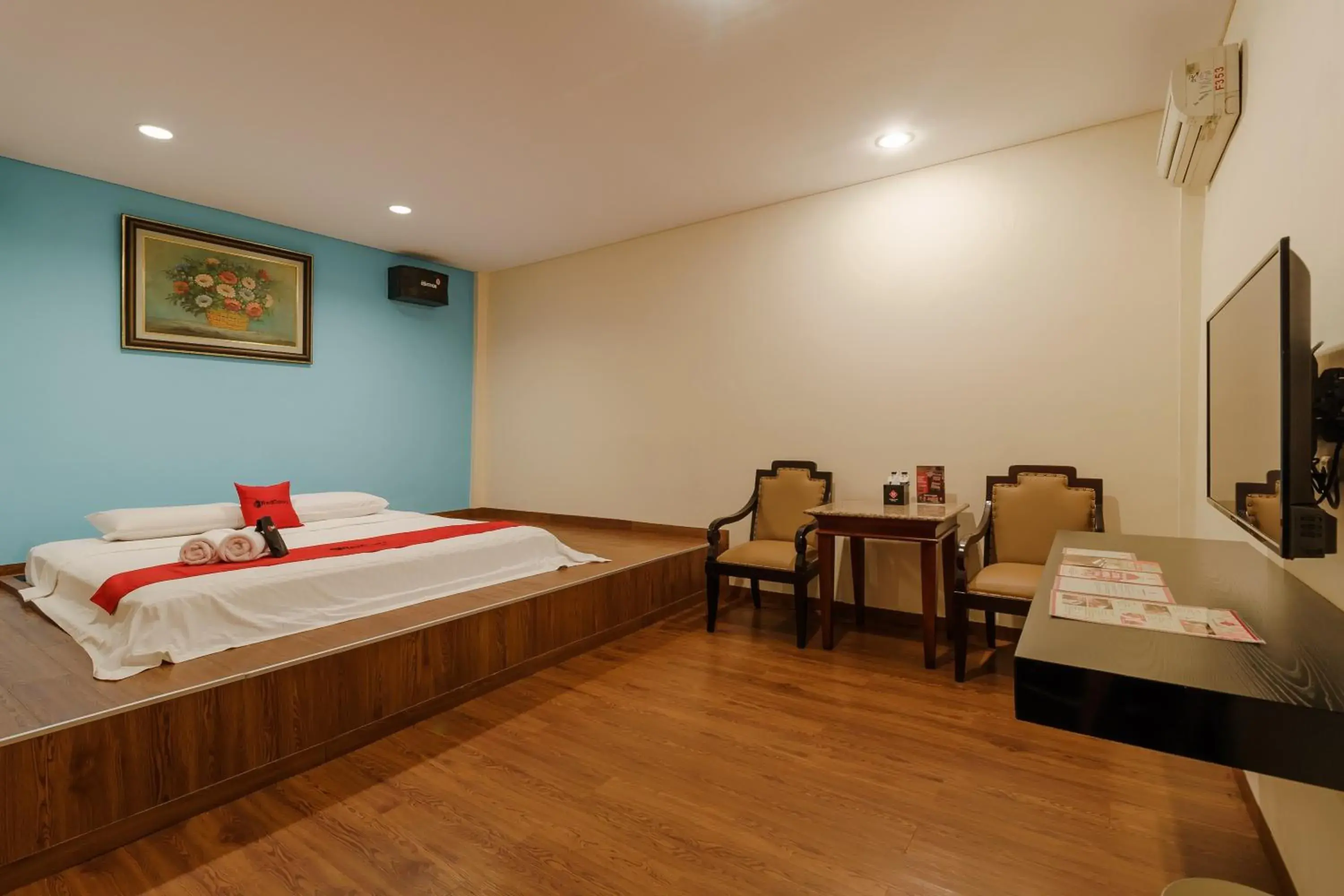 Bedroom, Restaurant/Places to Eat in RedDoorz Plus near Dunia Fantasi Ancol
