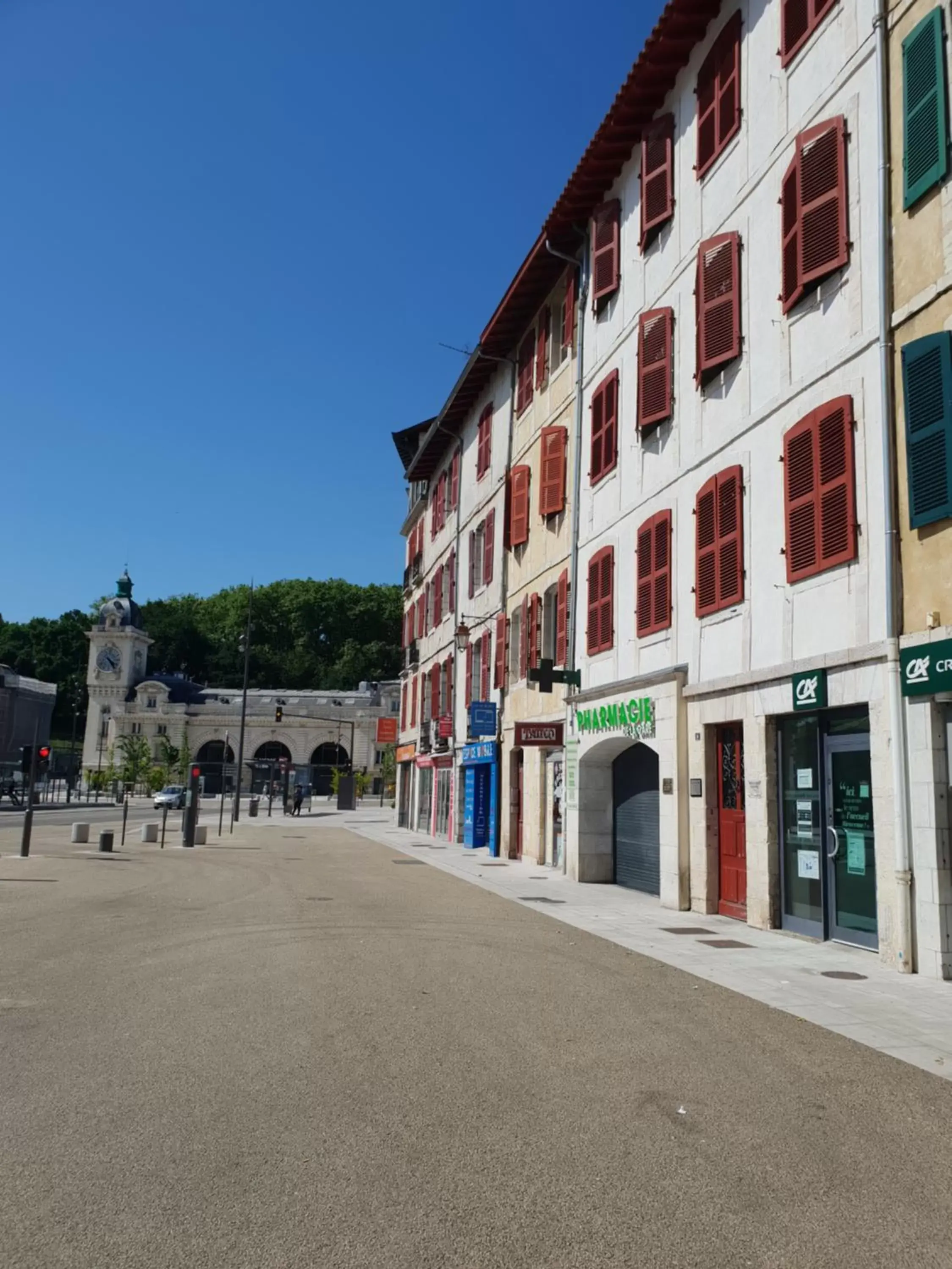 Nearby landmark, Property Building in Hôtel Les Genêts Bayonne